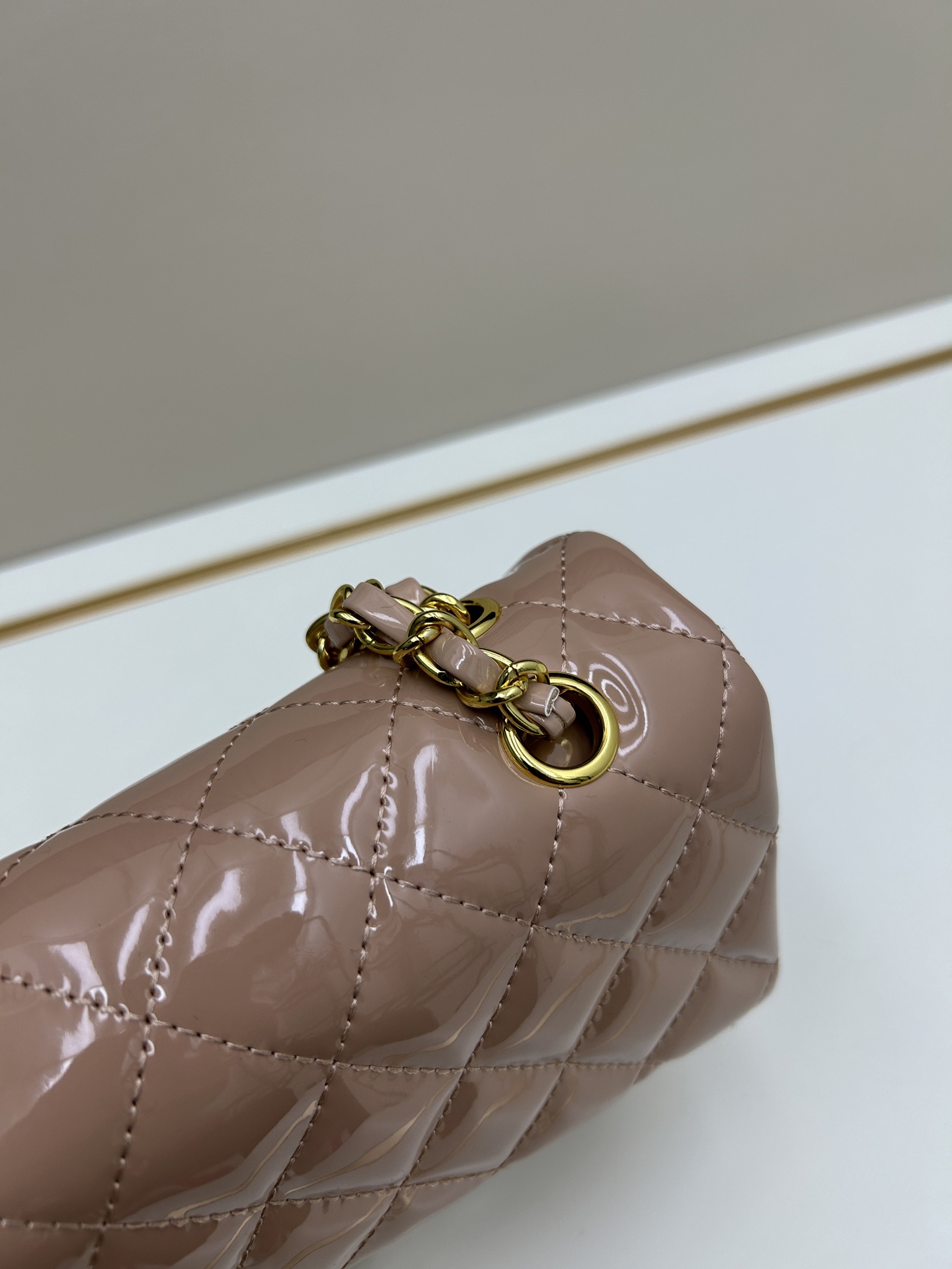 CHANEL高仿裸粉漆皮中號口蓋包優雅氣質鏈條肩背包經典百搭款｜歐美奢侈品精品推薦