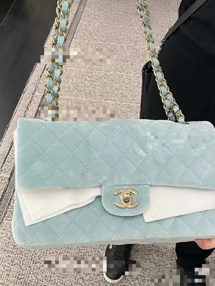 CHANEL高仿湖水藍絲絨絎縫鏈條包柔美翻蓋肩背包清新百搭款｜歐美奢侈品精品推薦