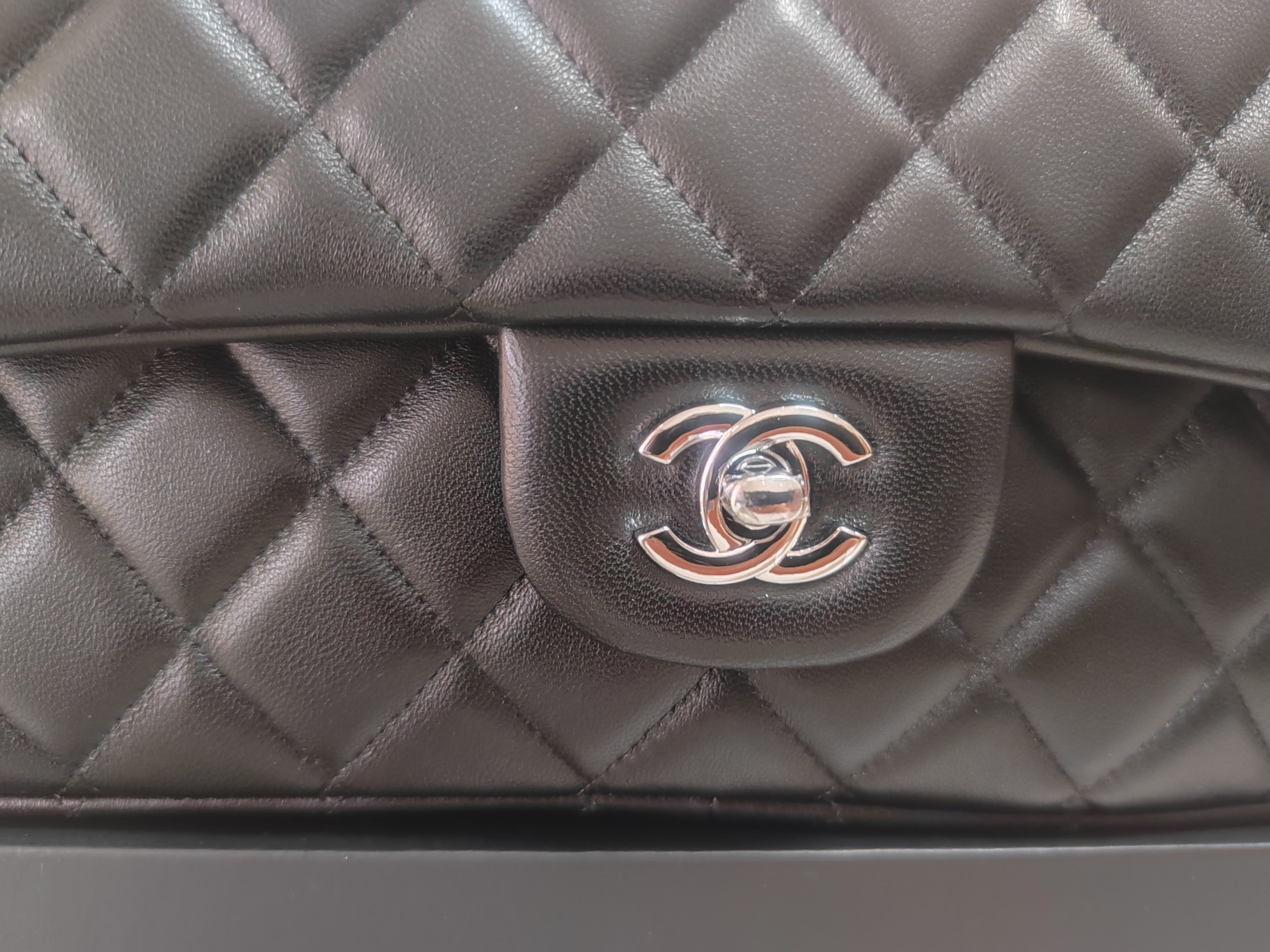 CHANEL 一比一黑色牛皮銀扣鏈條包 都會優雅實用款｜歐美奢侈品精品推薦