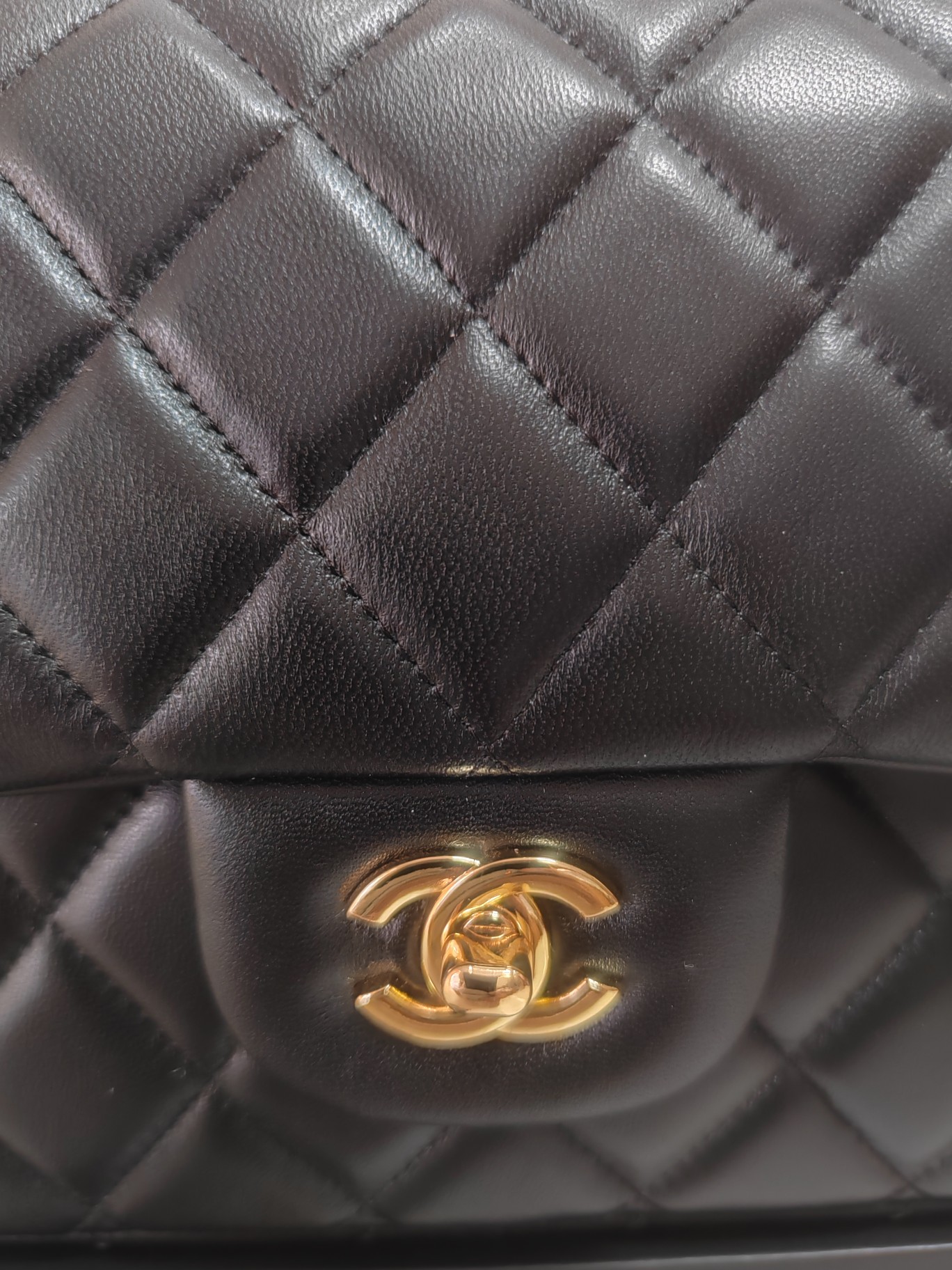 CHANEL 原單黑色羊皮金扣菱格包 經典優雅氣質款｜歐美奢侈品精品推薦