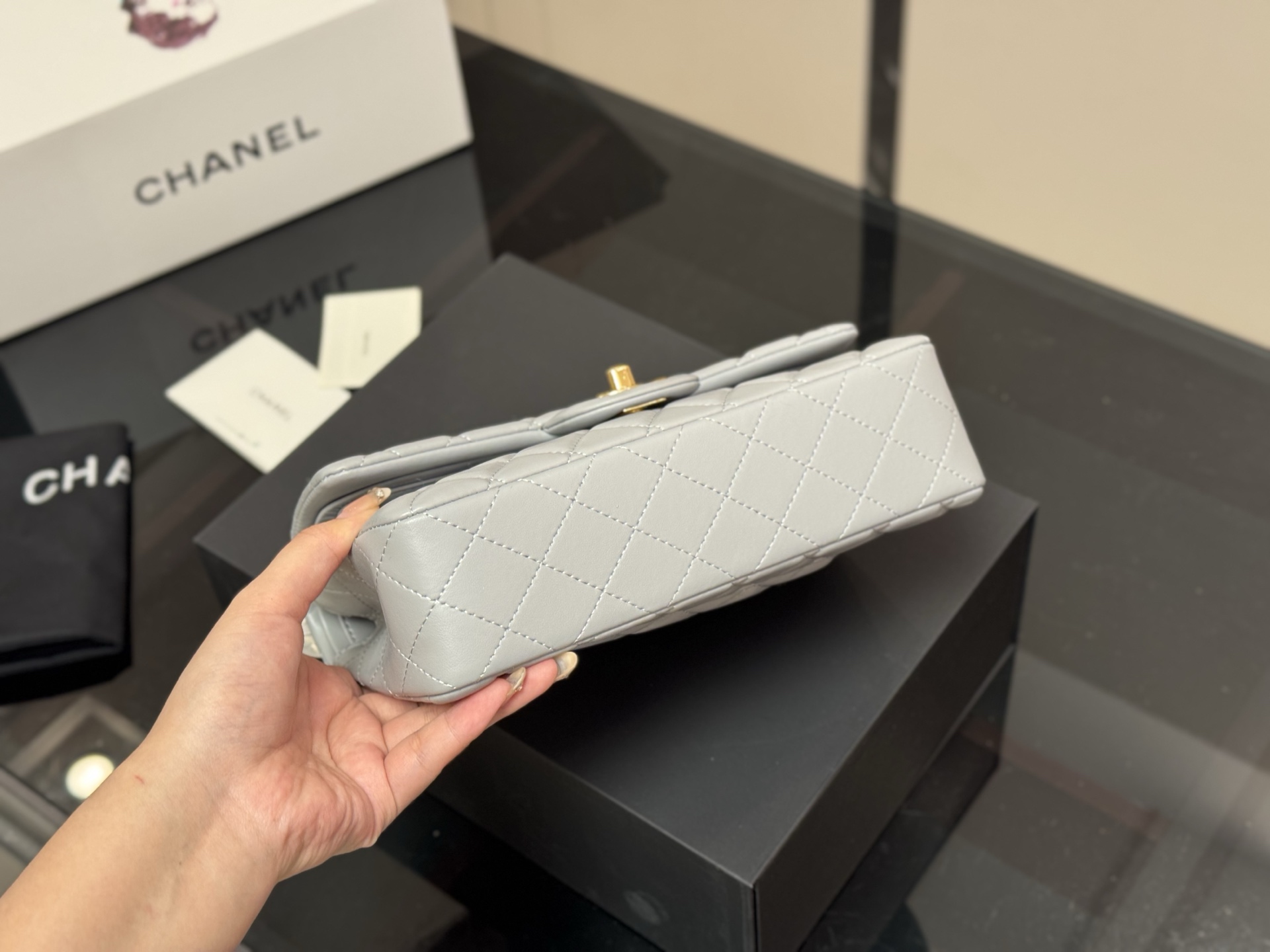 CHANEL高仿羊皮手提包23cm 灰色女士菱格鏈條包優雅通勤百搭款｜歐美奢侈品精品推薦
