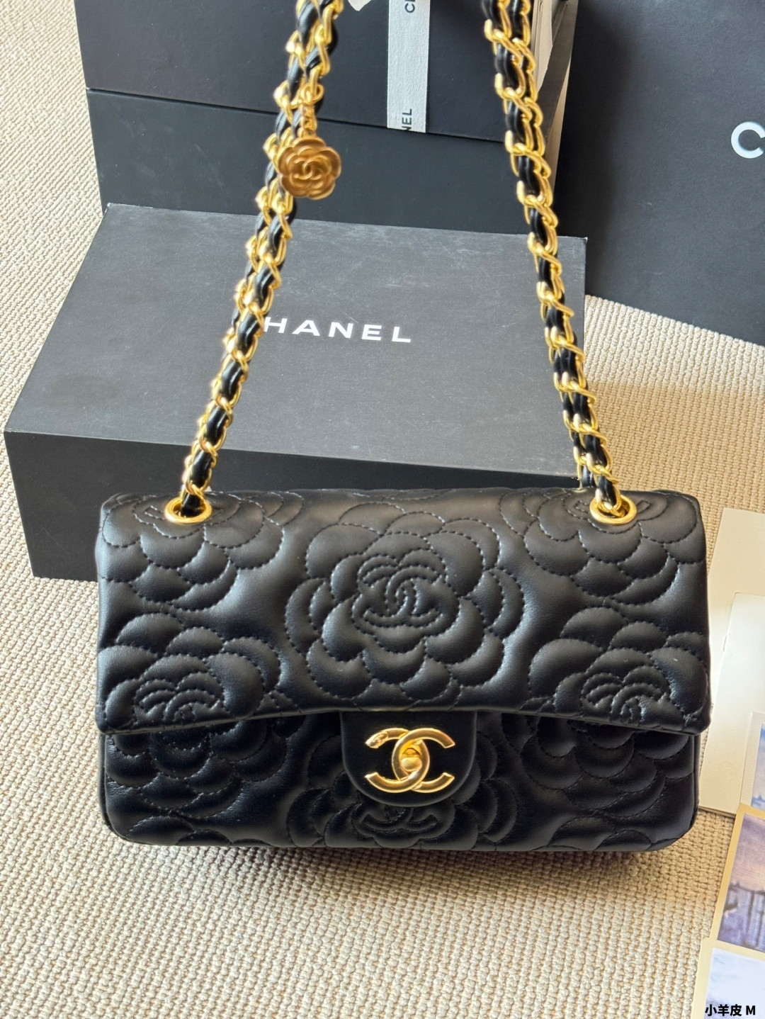 CHANEL高仿山茶花鏈條口蓋包 黑色小羊皮壓紋女士優雅復古百搭款｜歐美奢侈品精品推薦