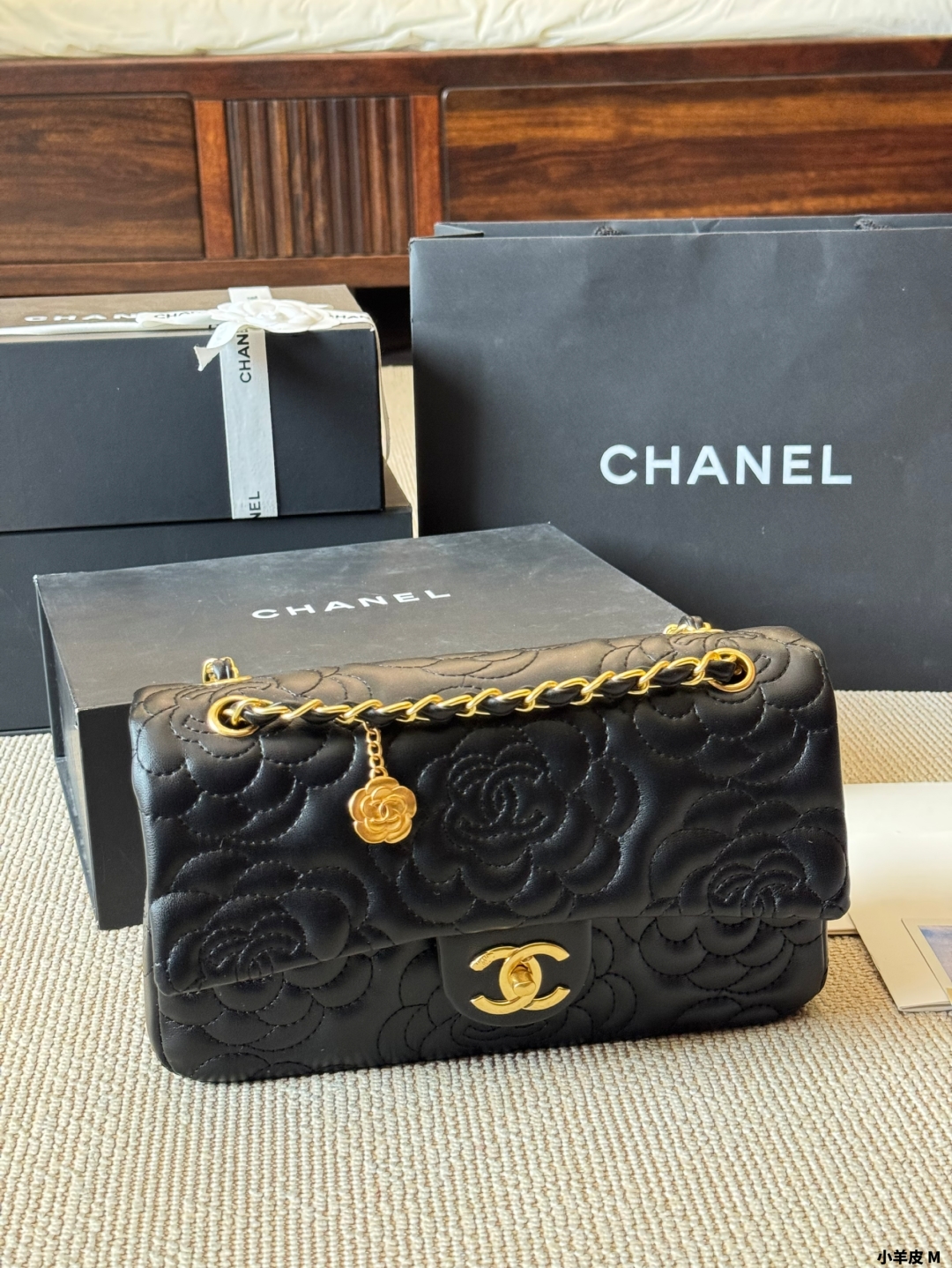 CHANEL高仿山茶花鏈條口蓋包 黑色小羊皮壓紋女士優雅復古百搭款｜歐美奢侈品精品推薦