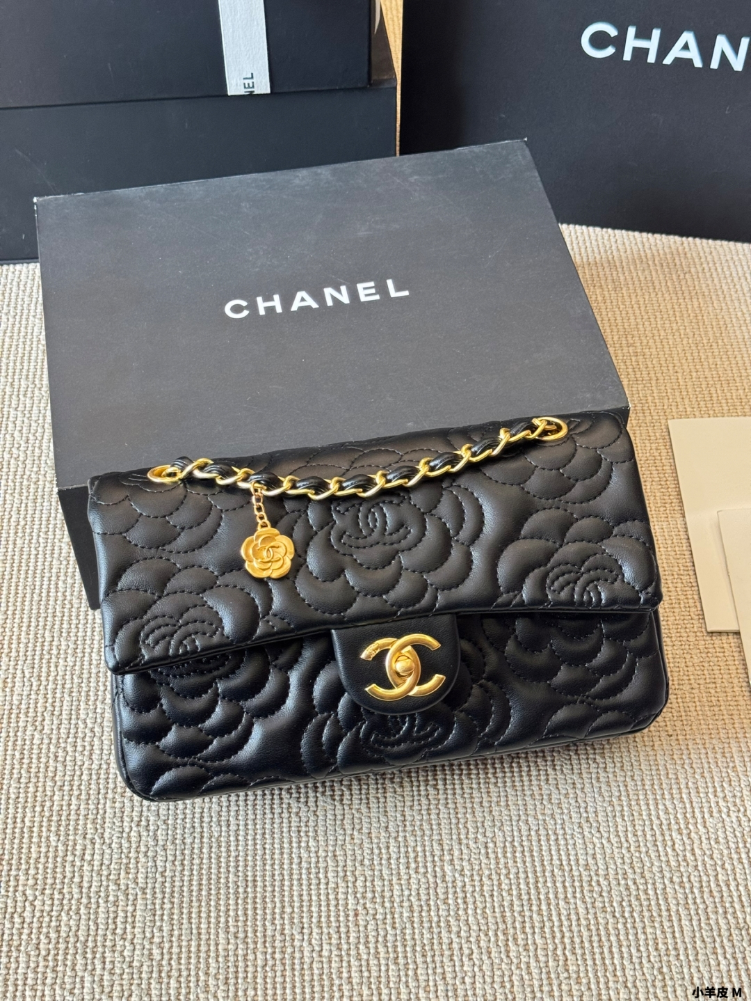 CHANEL高仿山茶花鏈條口蓋包 黑色小羊皮壓紋女士優雅復古百搭款｜歐美奢侈品精品推薦