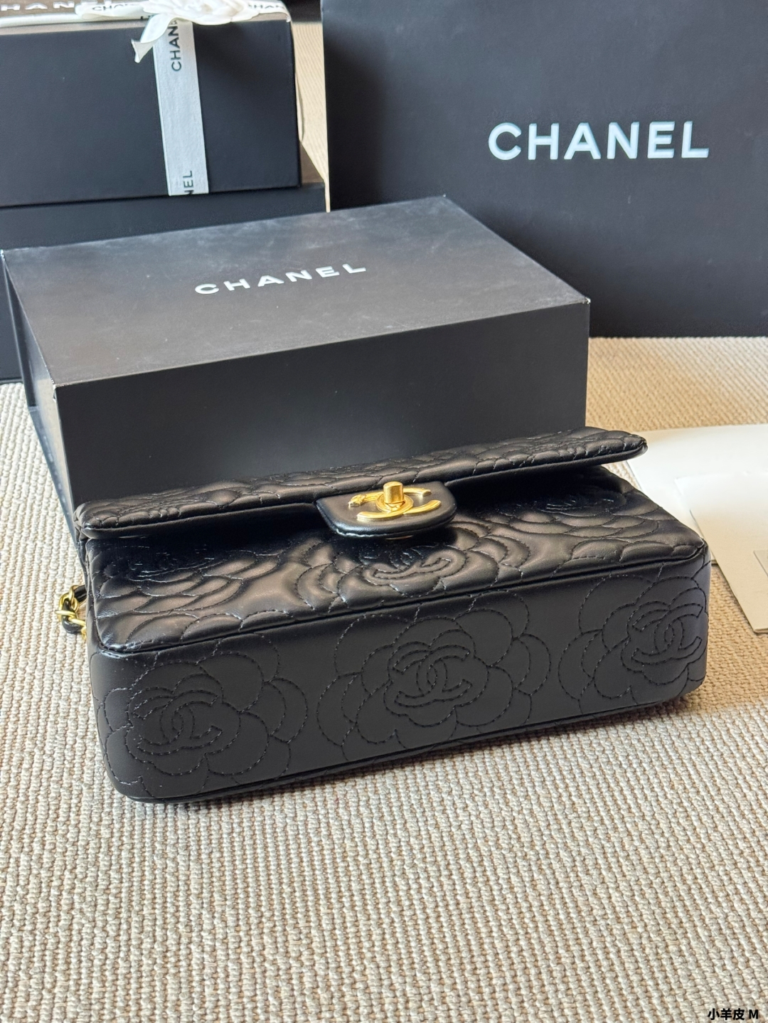 CHANEL高仿山茶花鏈條口蓋包 黑色小羊皮壓紋女士優雅復古百搭款｜歐美奢侈品精品推薦