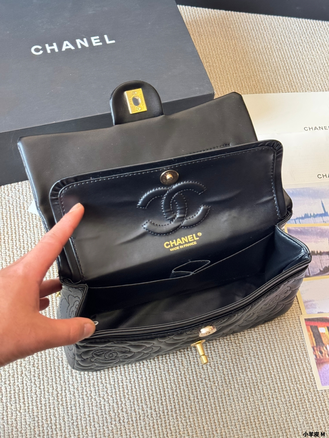 CHANEL高仿山茶花鏈條口蓋包 黑色小羊皮壓紋女士優雅復古百搭款｜歐美奢侈品精品推薦