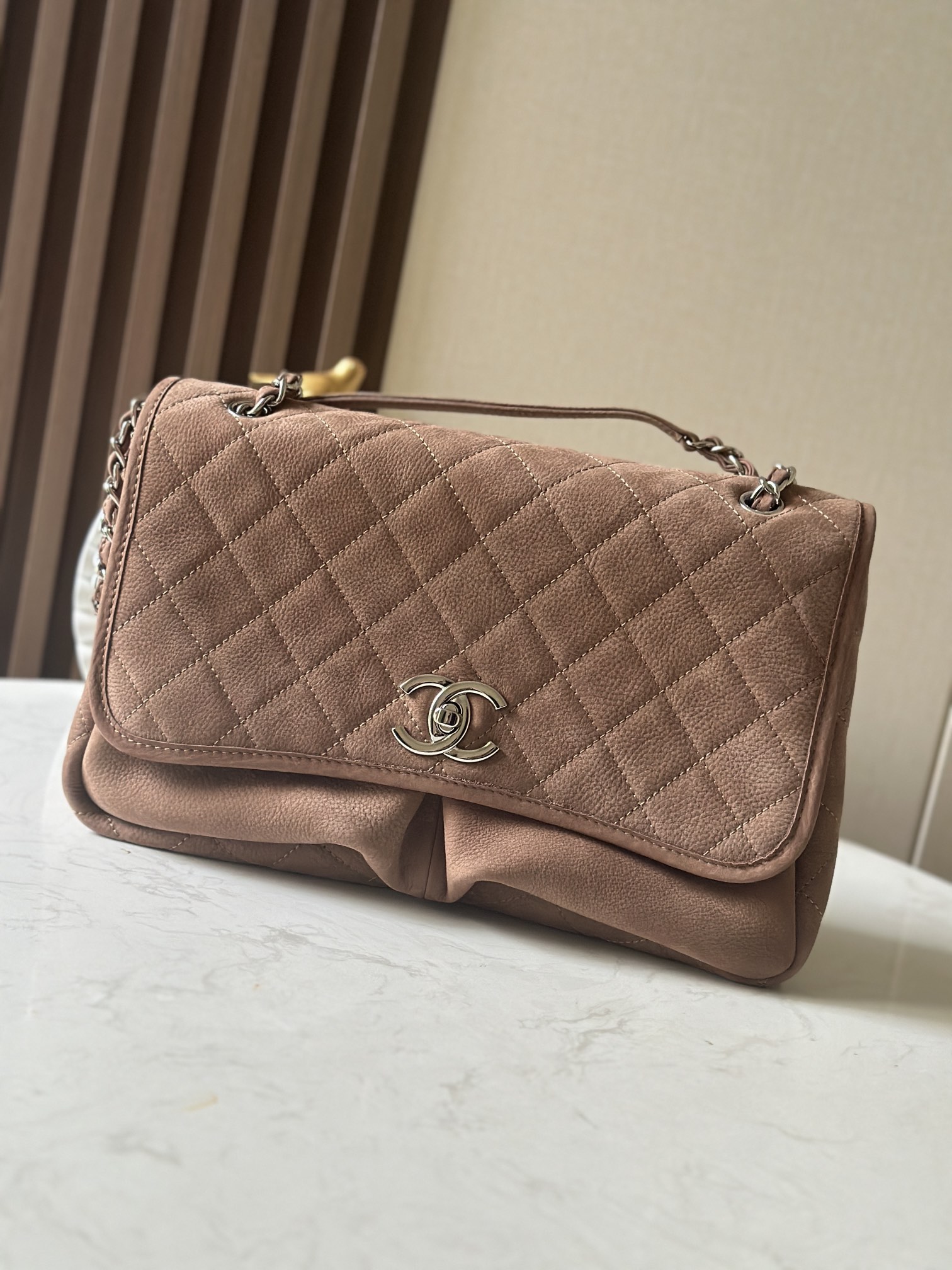 CHANEL 高仿絨面菱格口蓋包 經典雙C扣 棕色優雅手提肩背兩用款｜歐美奢侈品精品推薦