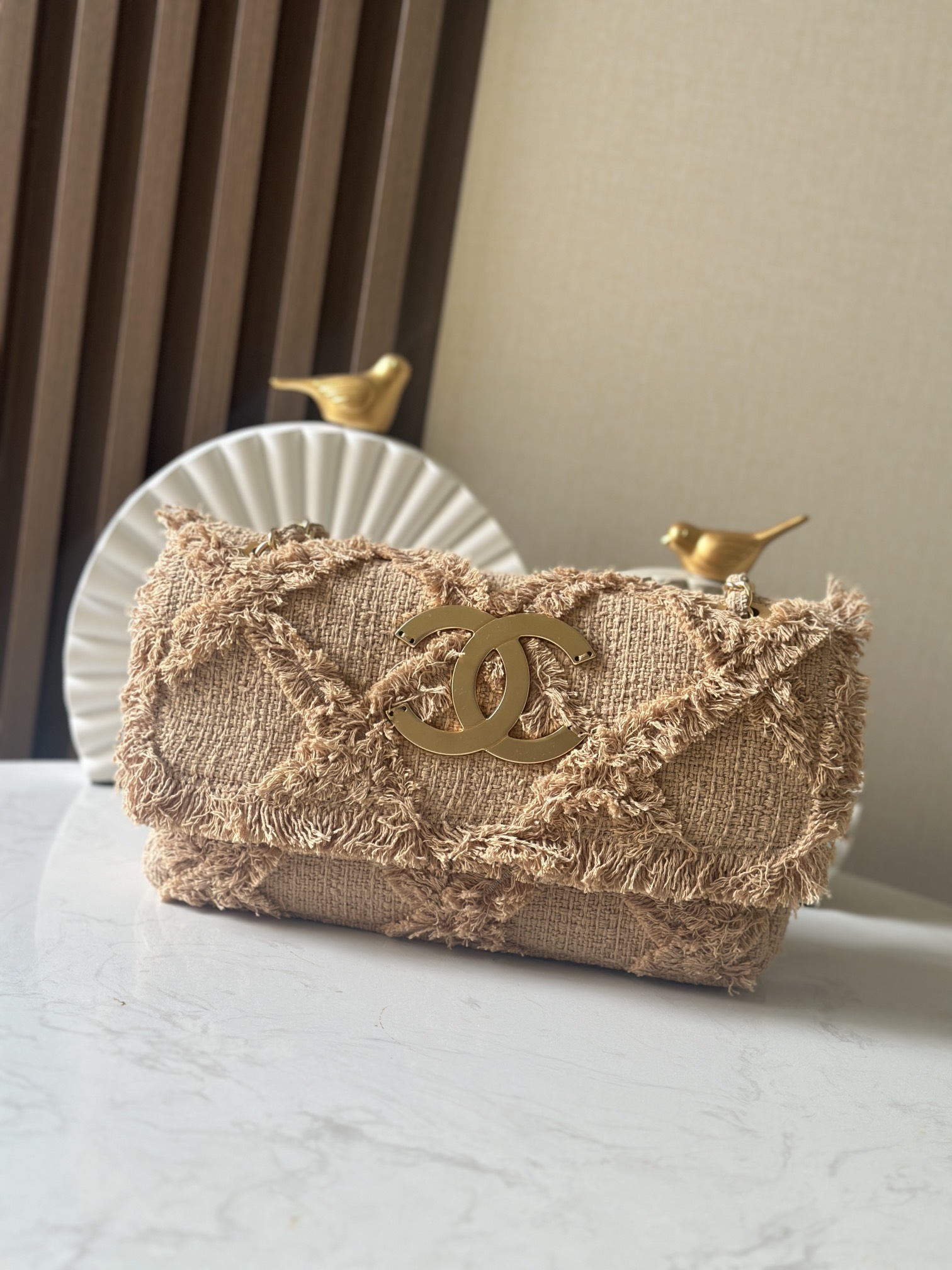 CHANEL 精品仿製流蘇編織口蓋包 大雙C扣 自然亞麻色夏日輕盈款｜歐美奢侈品精品推薦