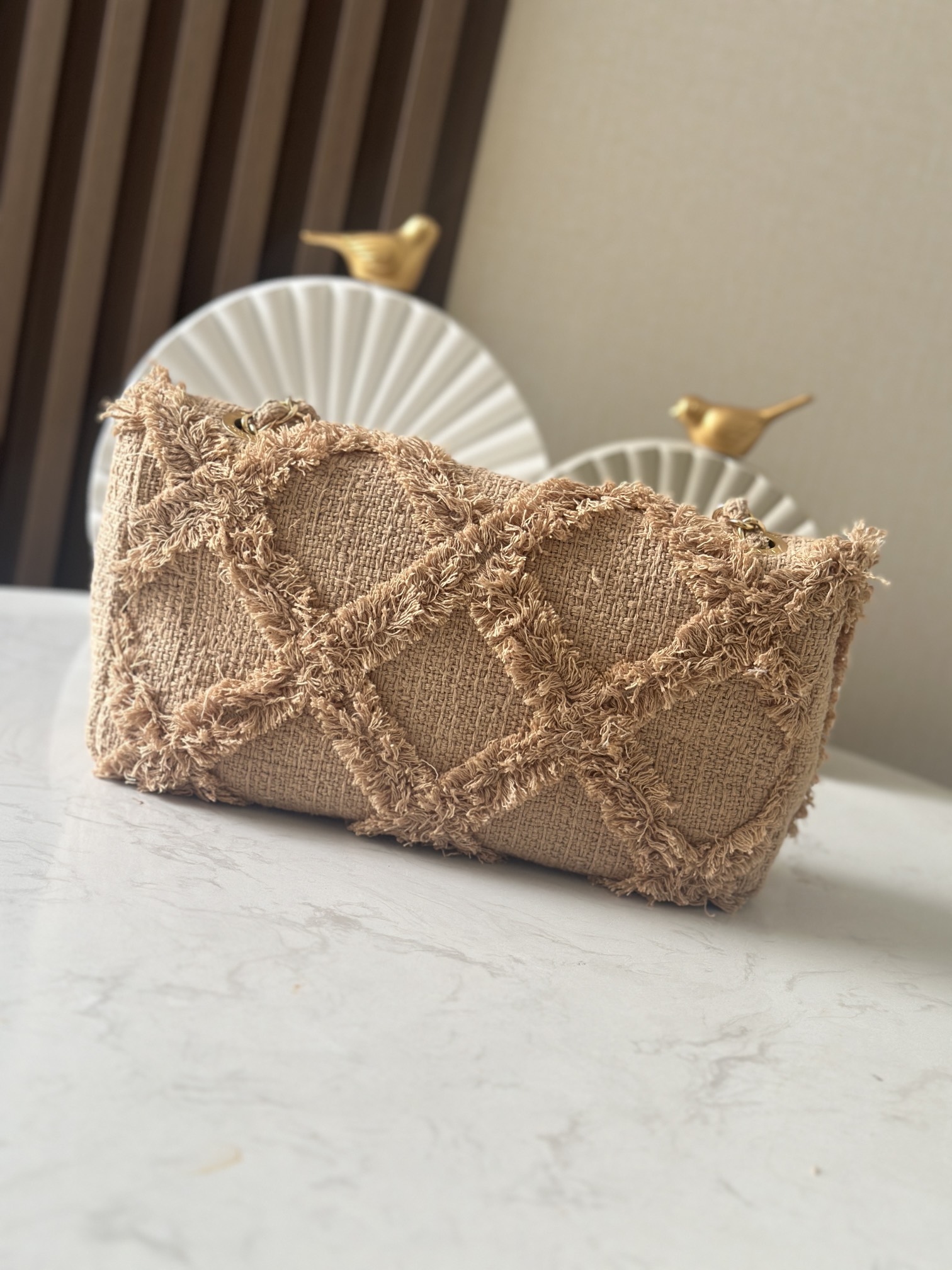 CHANEL 精品仿製流蘇編織口蓋包 大雙C扣 自然亞麻色夏日輕盈款｜歐美奢侈品精品推薦