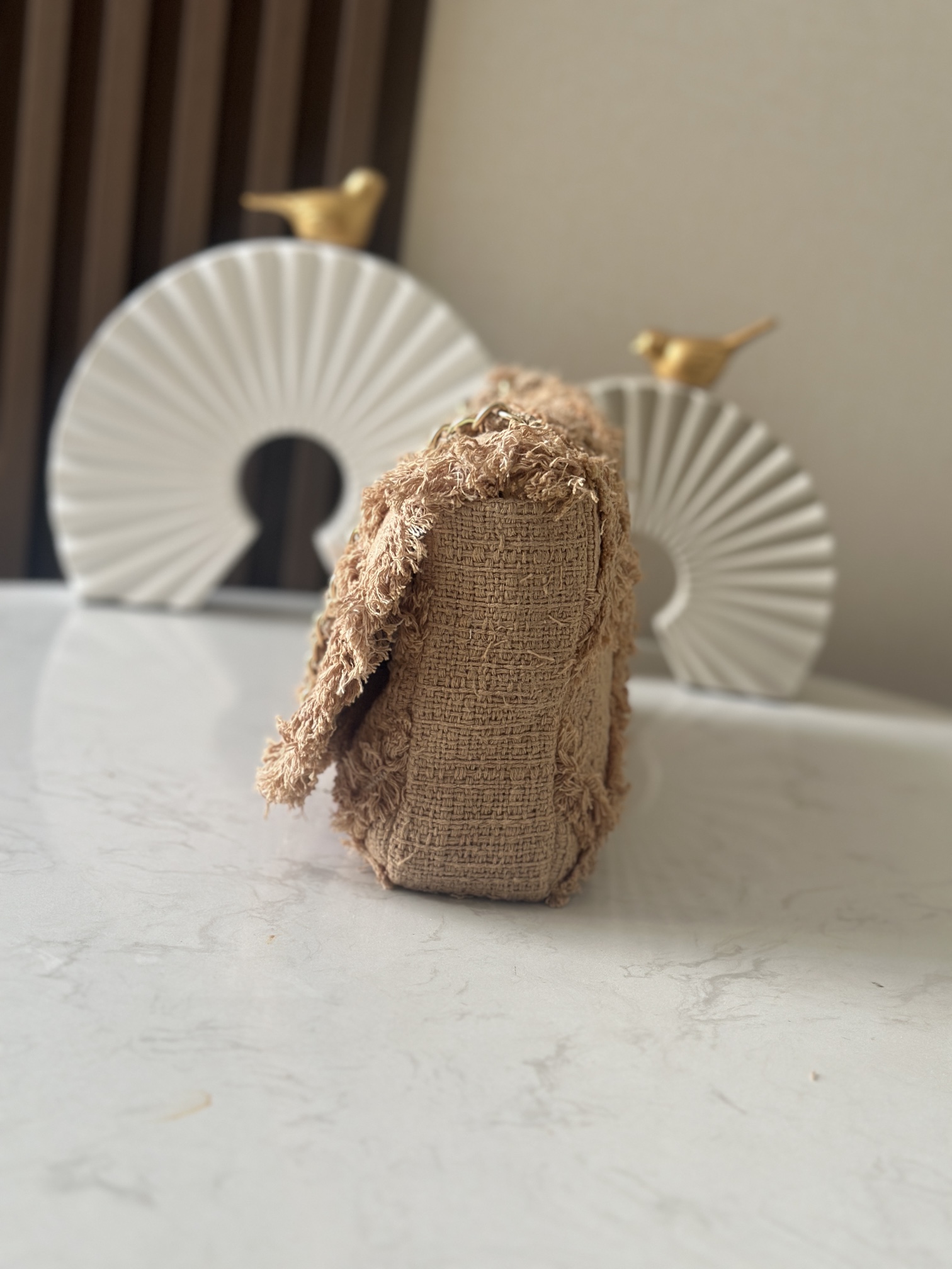 CHANEL 精品仿製流蘇編織口蓋包 大雙C扣 自然亞麻色夏日輕盈款｜歐美奢侈品精品推薦