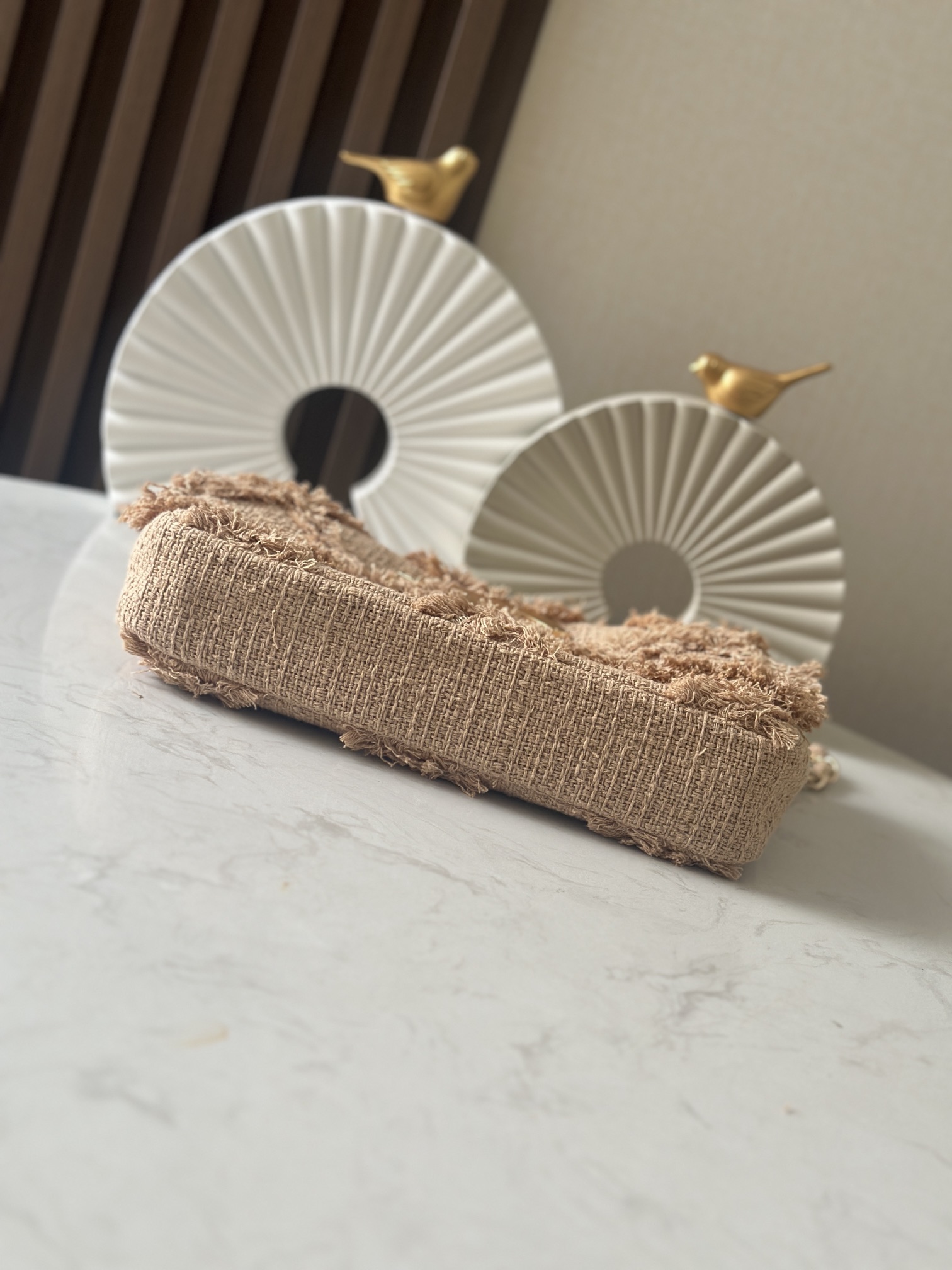 CHANEL 精品仿製流蘇編織口蓋包 大雙C扣 自然亞麻色夏日輕盈款｜歐美奢侈品精品推薦