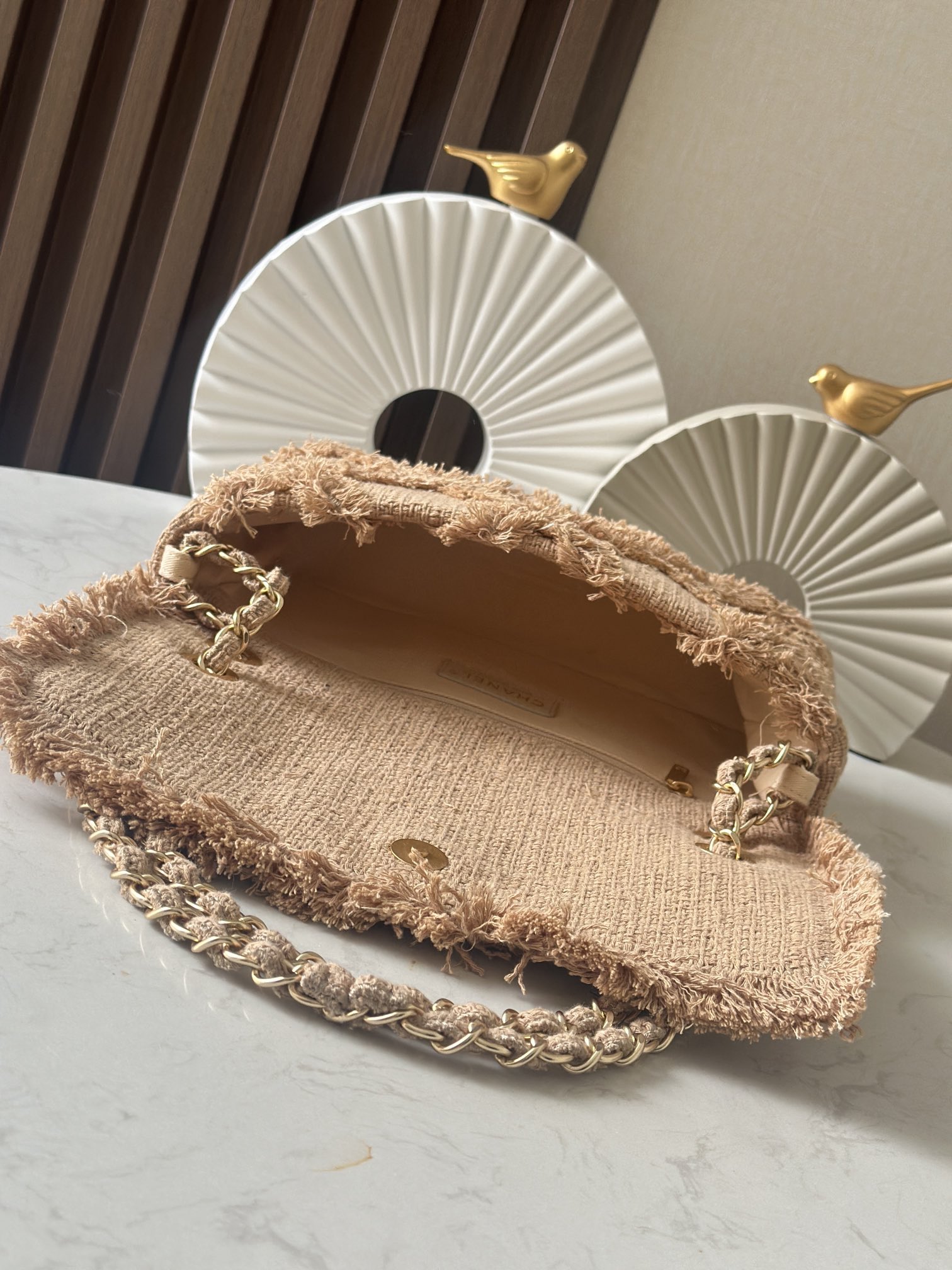 CHANEL 精品仿製流蘇編織口蓋包 大雙C扣 自然亞麻色夏日輕盈款｜歐美奢侈品精品推薦