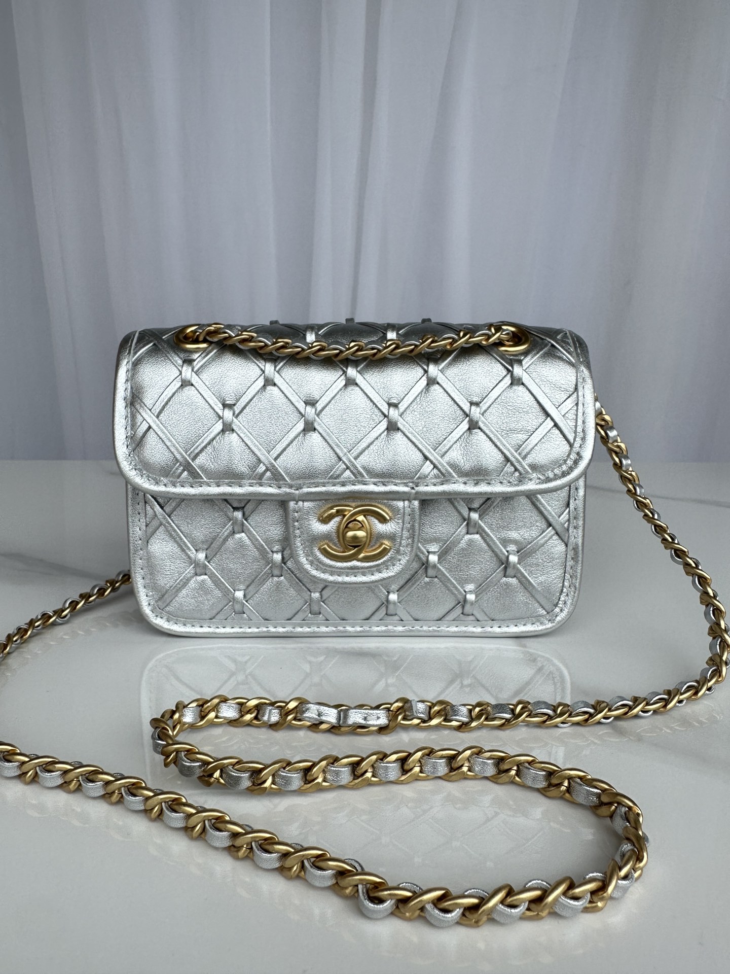 CHANEL 一比一銀色菱格鏈條迷你包 金屬光澤雙C扣 小巧肩背斜挎款｜歐美奢侈品精品推薦