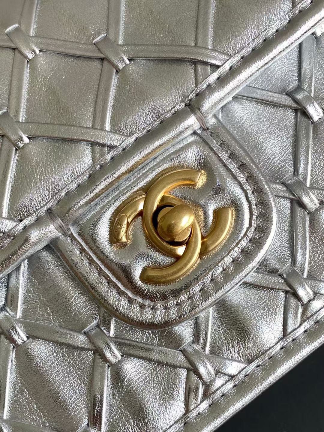 CHANEL 一比一銀色菱格鏈條迷你包 金屬光澤雙C扣 小巧肩背斜挎款｜歐美奢侈品精品推薦