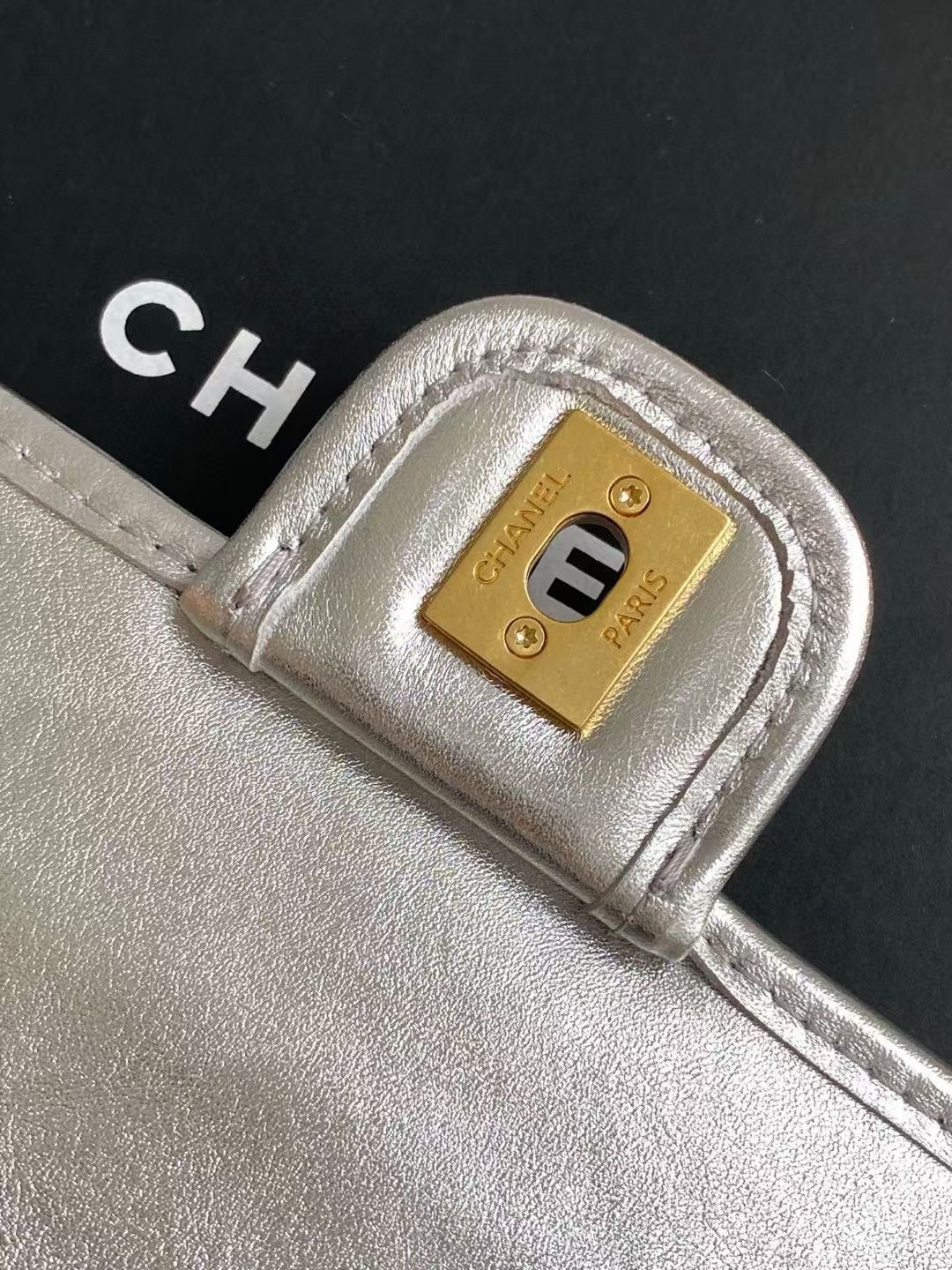 CHANEL 一比一銀色菱格鏈條迷你包 金屬光澤雙C扣 小巧肩背斜挎款｜歐美奢侈品精品推薦