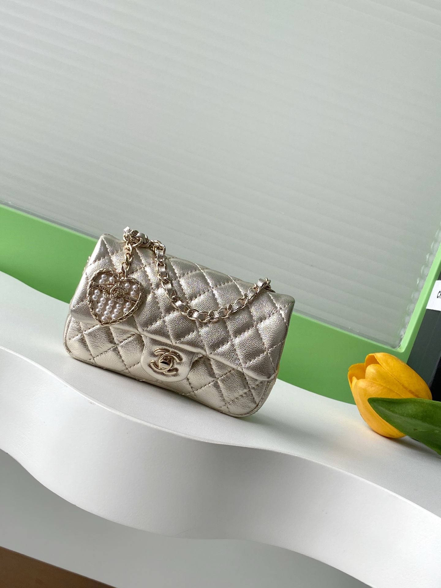 CHANEL 高仿 Classic Flap 金屬光澤經典口蓋包 珍珠心吊飾款｜歐美奢侈品精品推薦