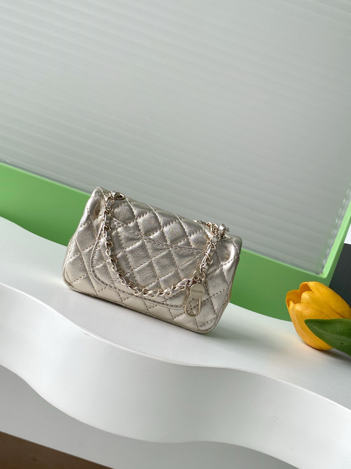 CHANEL 高仿 Classic Flap 金屬光澤經典口蓋包 珍珠心吊飾款｜歐美奢侈品精品推薦
