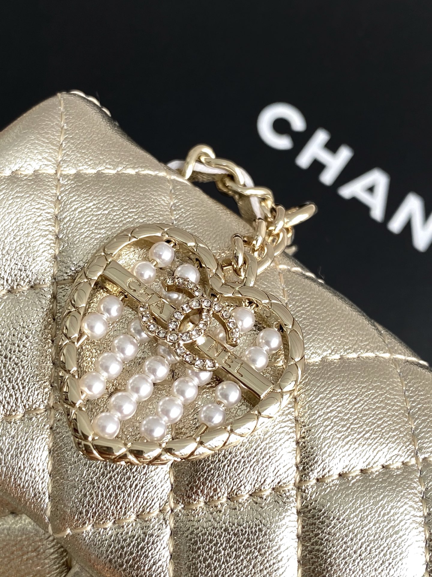 CHANEL 高仿 Classic Flap 金屬光澤經典口蓋包 珍珠心吊飾款｜歐美奢侈品精品推薦