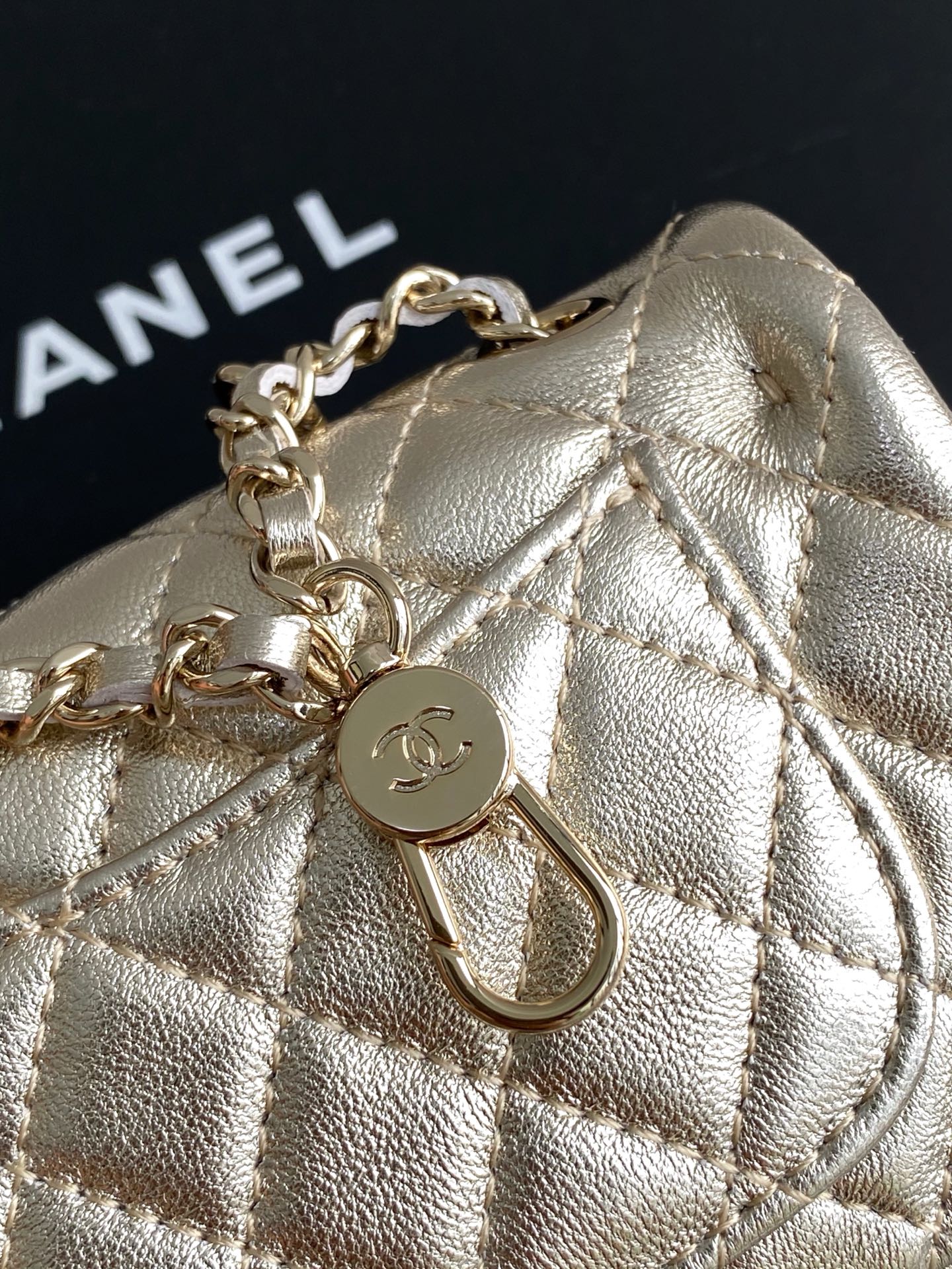 CHANEL 高仿 Classic Flap 金屬光澤經典口蓋包 珍珠心吊飾款｜歐美奢侈品精品推薦