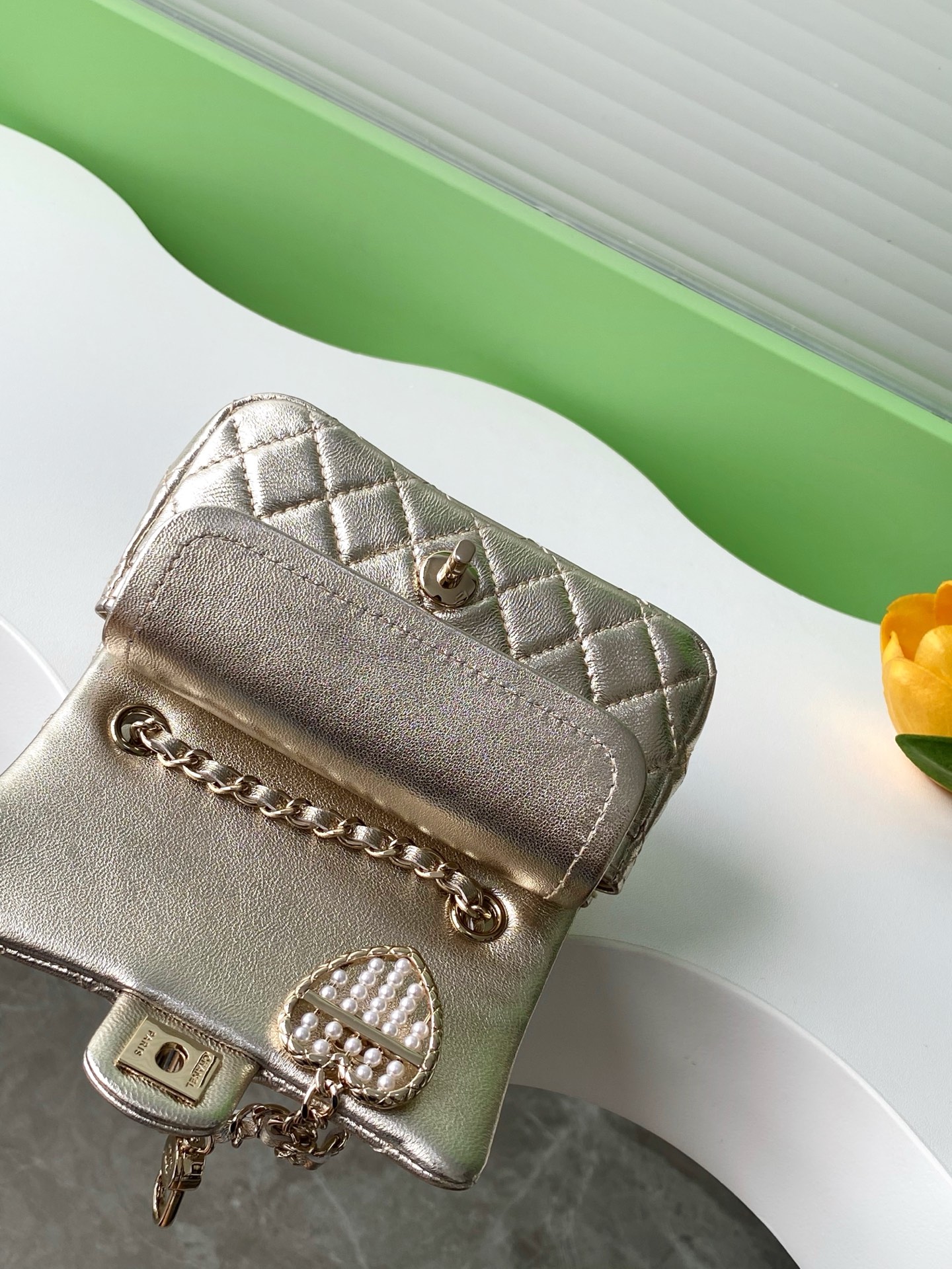 CHANEL 高仿 Classic Flap 金屬光澤經典口蓋包 珍珠心吊飾款｜歐美奢侈品精品推薦