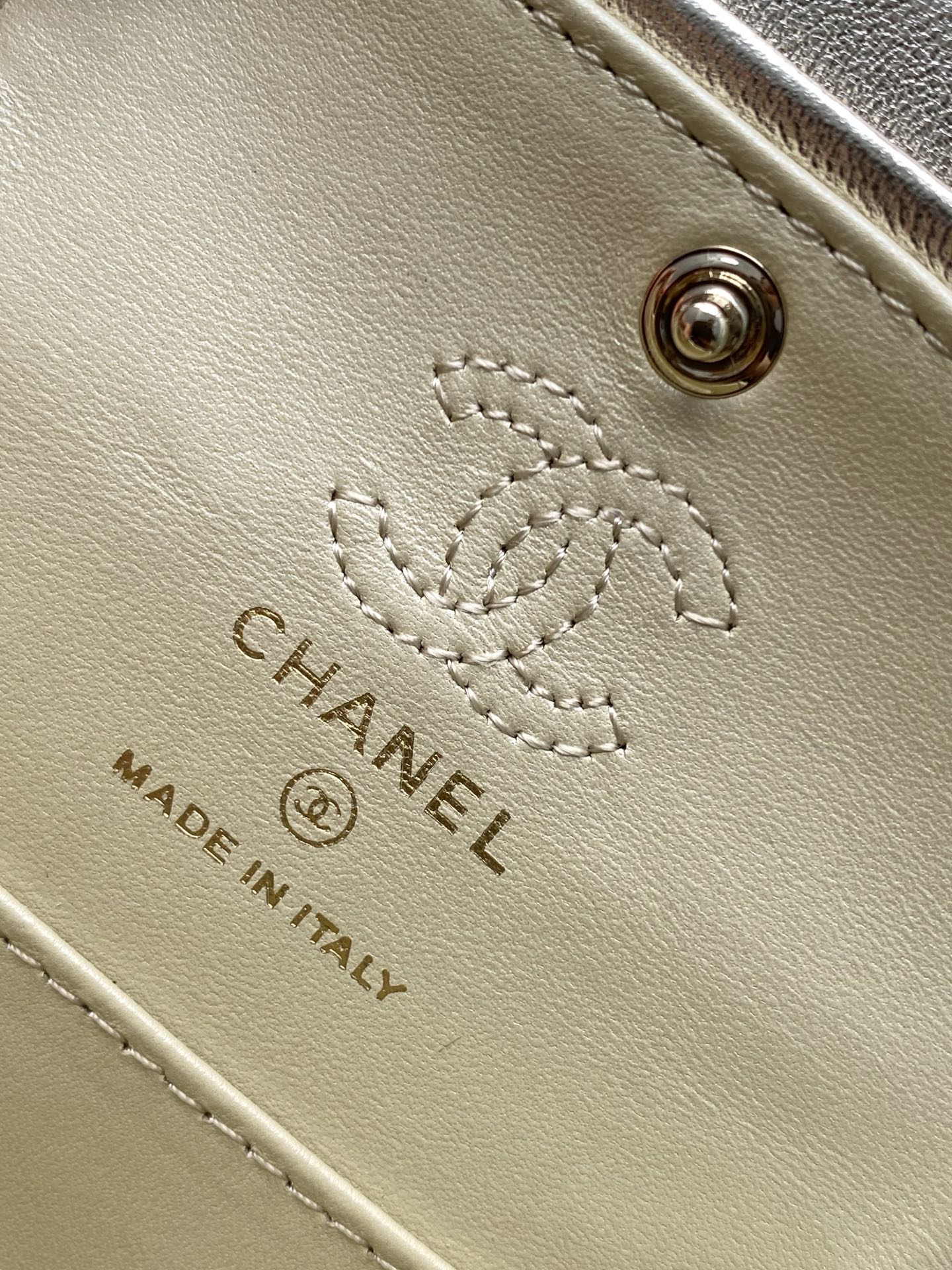 CHANEL 高仿 Classic Flap 金屬光澤經典口蓋包 珍珠心吊飾款｜歐美奢侈品精品推薦