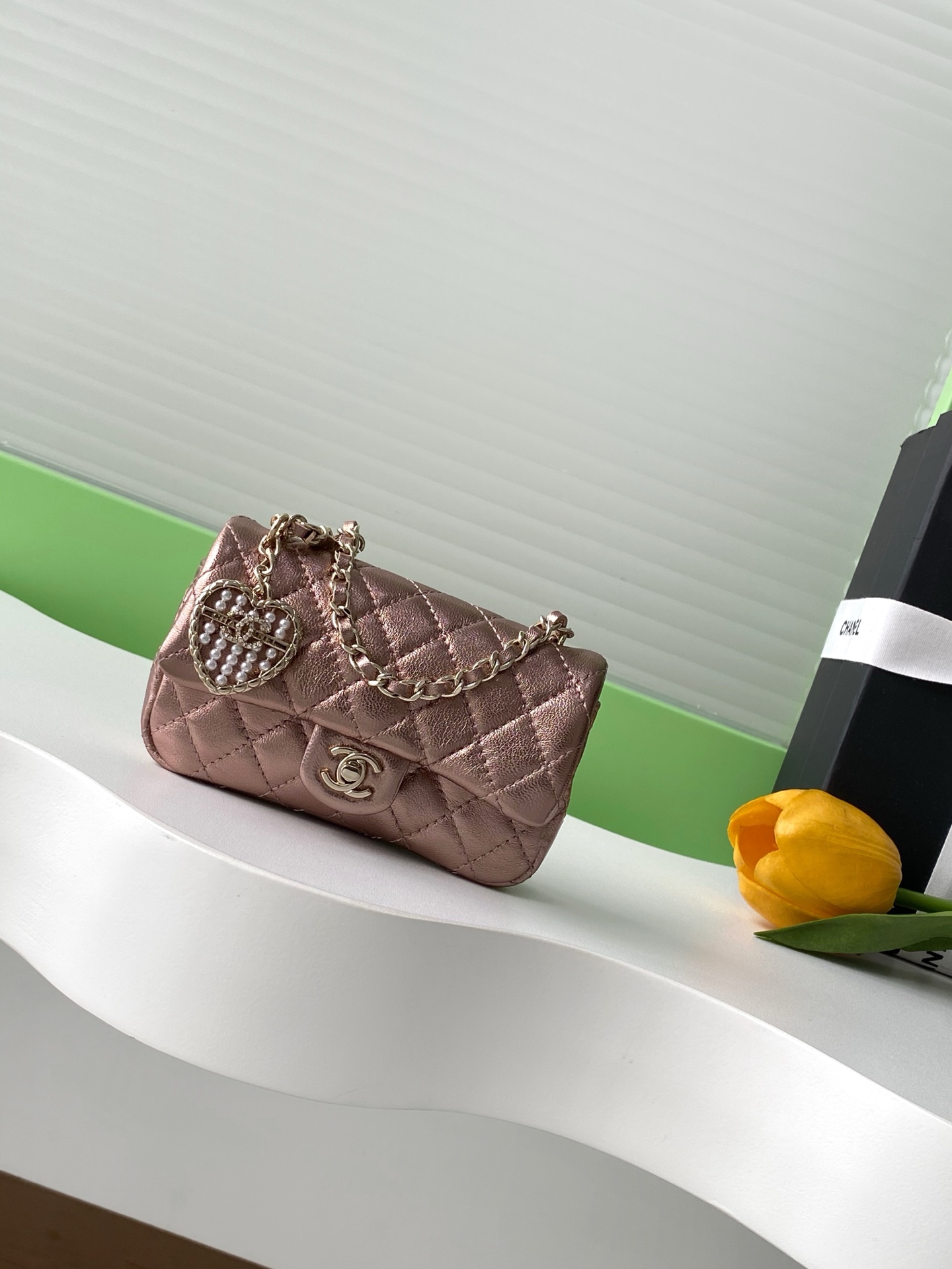 CHANEL 一比一 Classic Flap 粉金經典口蓋包 珍珠心吊飾款｜歐美奢侈品精品推薦