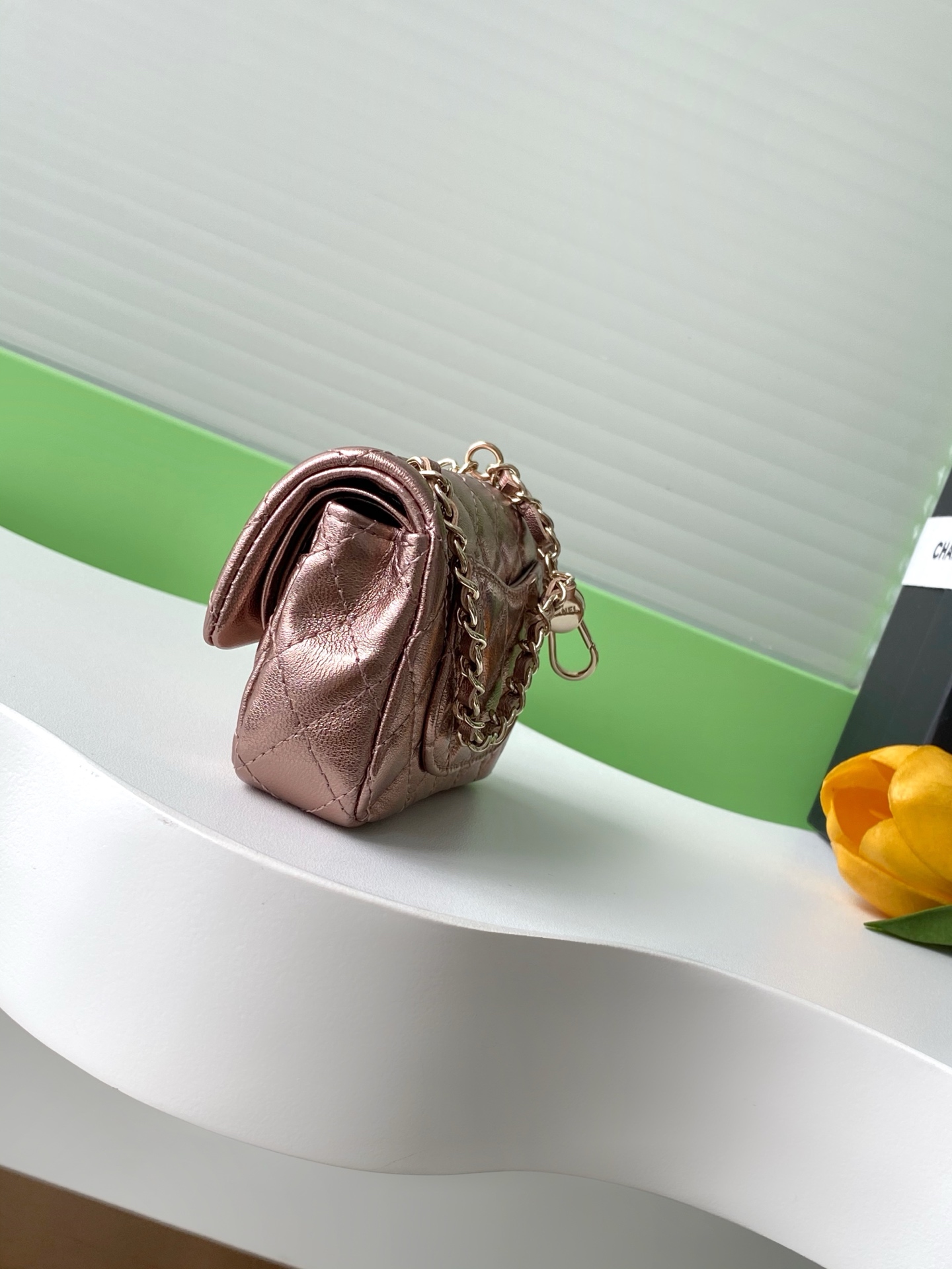 CHANEL 一比一 Classic Flap 粉金經典口蓋包 珍珠心吊飾款｜歐美奢侈品精品推薦