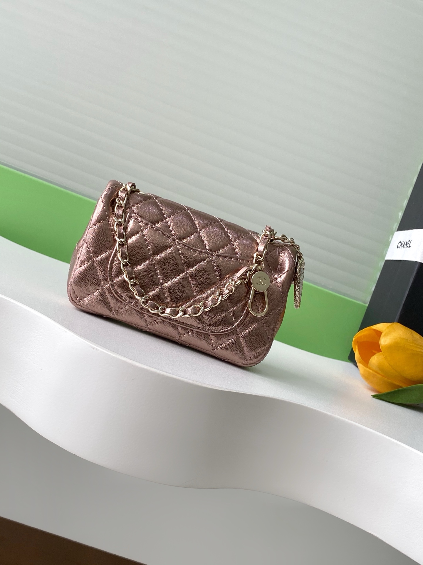 CHANEL 一比一 Classic Flap 粉金經典口蓋包 珍珠心吊飾款｜歐美奢侈品精品推薦