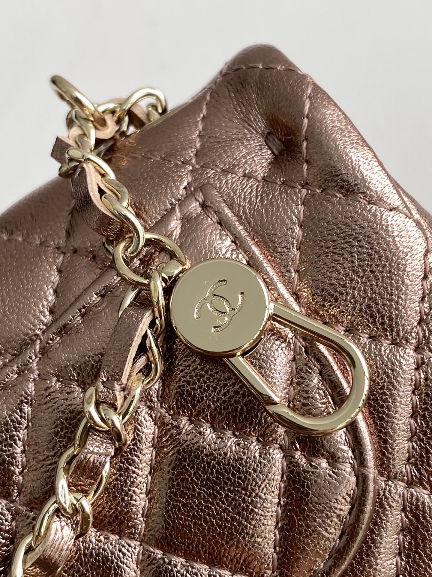 CHANEL 一比一 Classic Flap 粉金經典口蓋包 珍珠心吊飾款｜歐美奢侈品精品推薦
