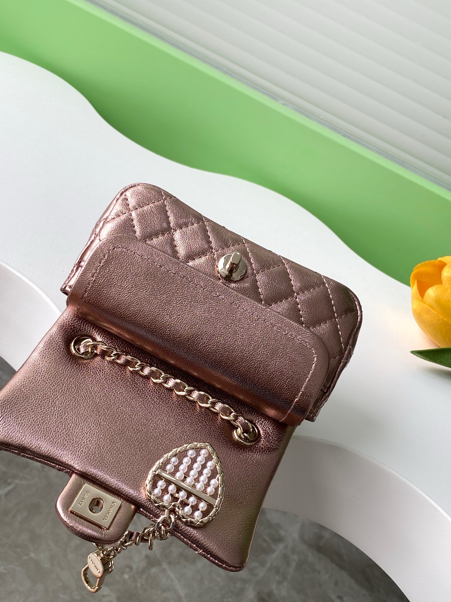 CHANEL 一比一 Classic Flap 粉金經典口蓋包 珍珠心吊飾款｜歐美奢侈品精品推薦