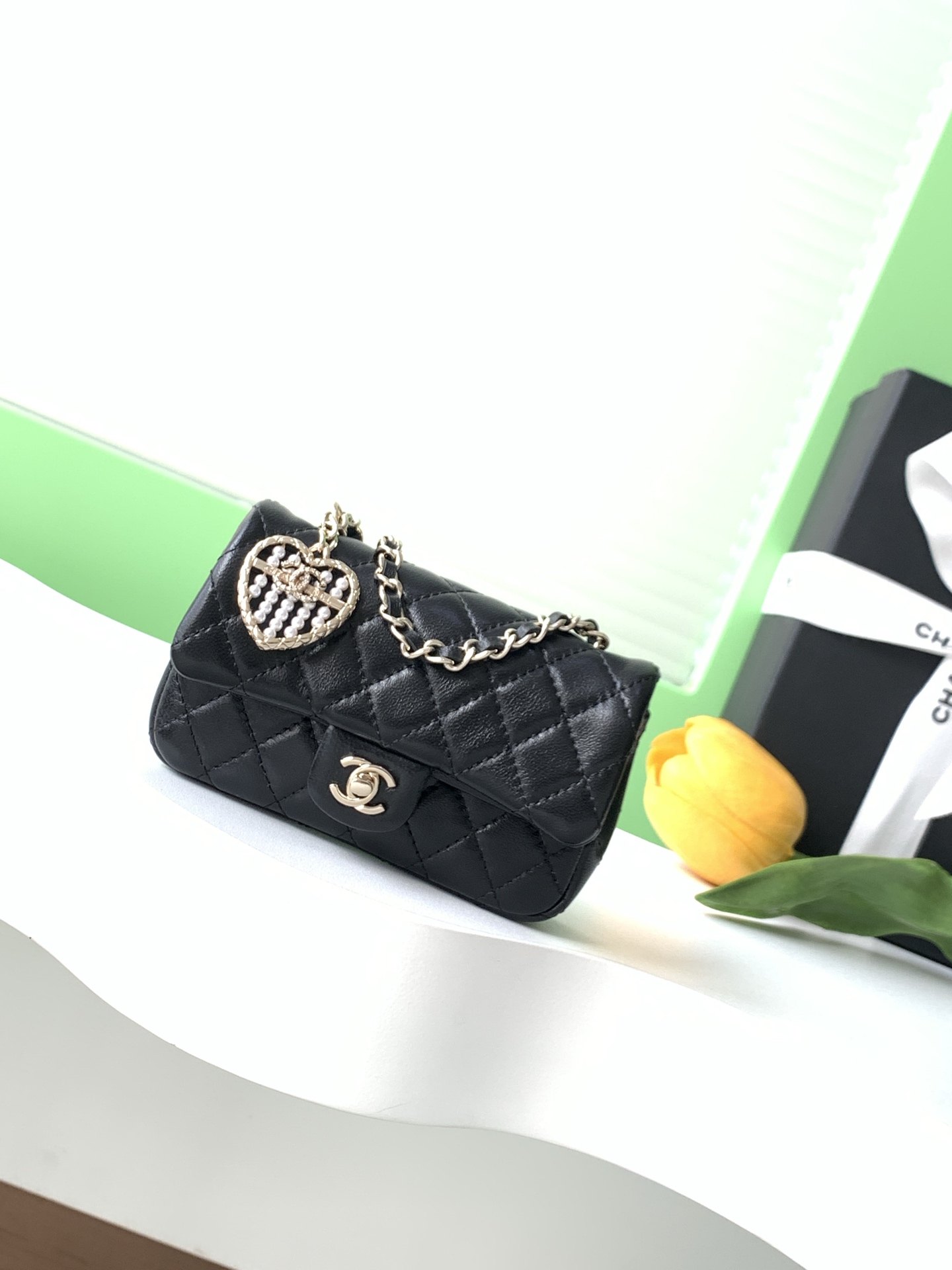 CHANEL 高仿 Classic Flap 黑色經典口蓋包 珍珠心吊飾｜歐美奢侈品精品推薦