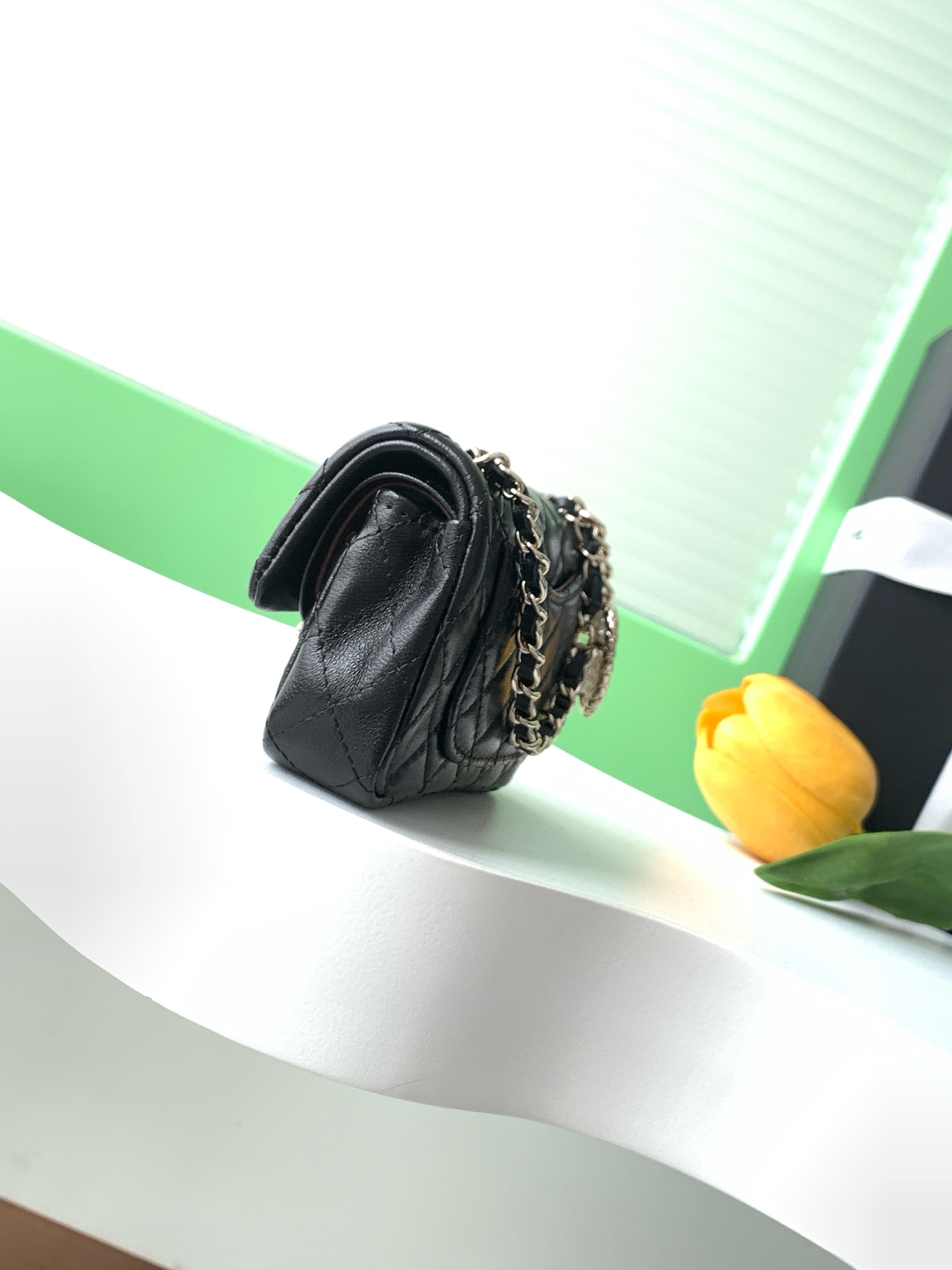 CHANEL 高仿 Classic Flap 黑色經典口蓋包 珍珠心吊飾｜歐美奢侈品精品推薦