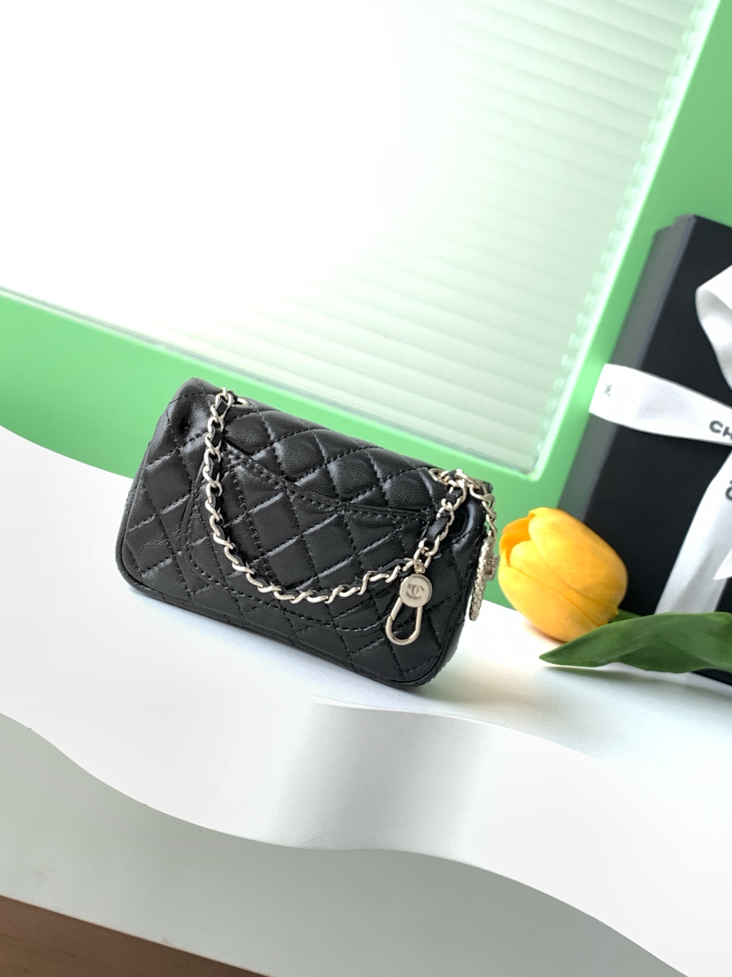 CHANEL 高仿 Classic Flap 黑色經典口蓋包 珍珠心吊飾｜歐美奢侈品精品推薦