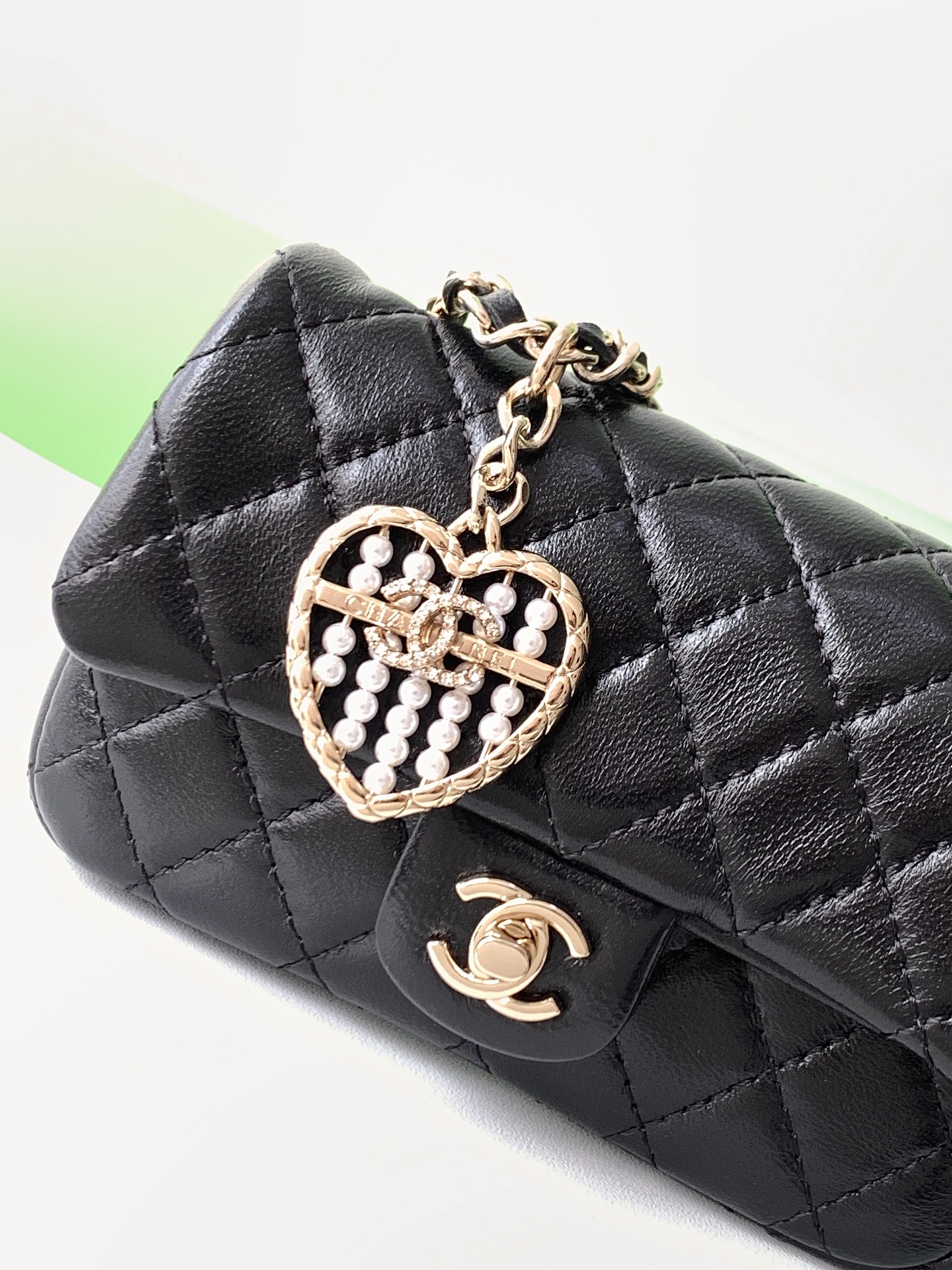 CHANEL 高仿 Classic Flap 黑色經典口蓋包 珍珠心吊飾｜歐美奢侈品精品推薦