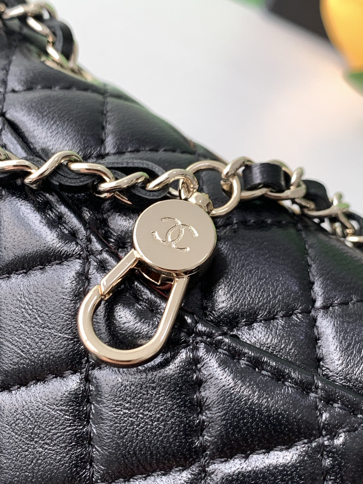 CHANEL 高仿 Classic Flap 黑色經典口蓋包 珍珠心吊飾｜歐美奢侈品精品推薦