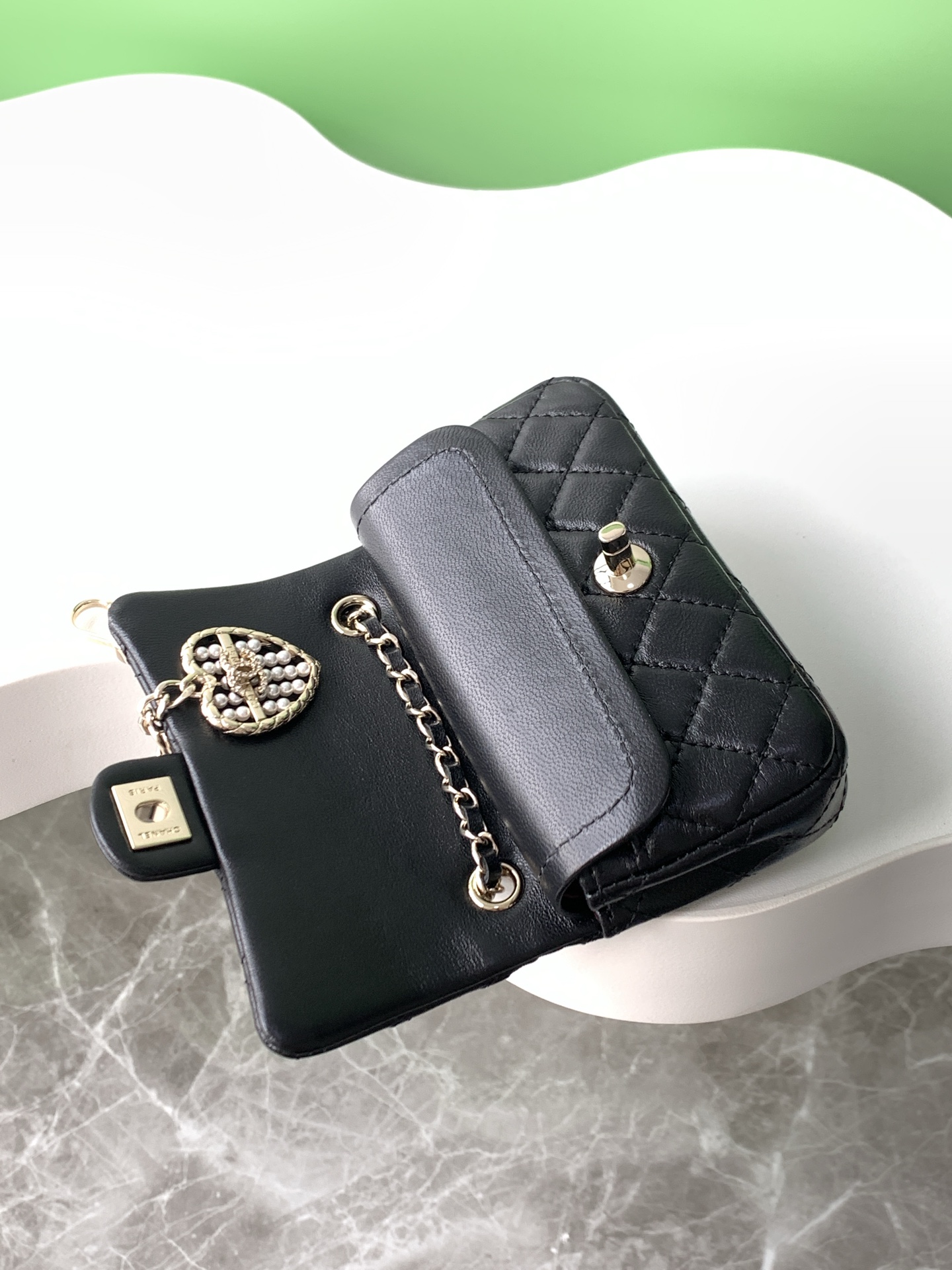 CHANEL 高仿 Classic Flap 黑色經典口蓋包 珍珠心吊飾｜歐美奢侈品精品推薦