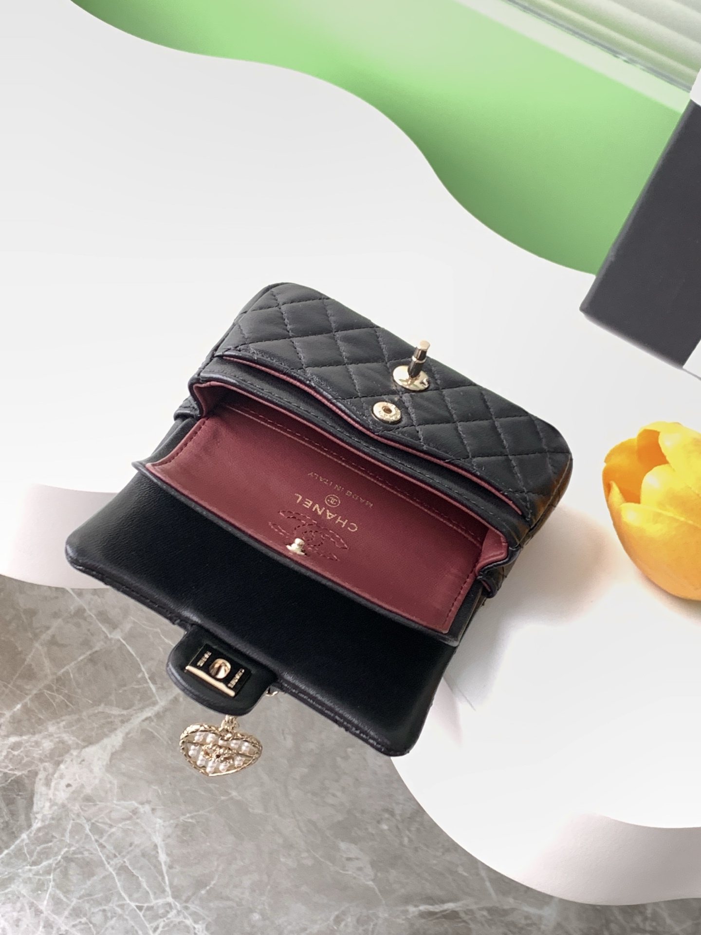 CHANEL 高仿 Classic Flap 黑色經典口蓋包 珍珠心吊飾｜歐美奢侈品精品推薦
