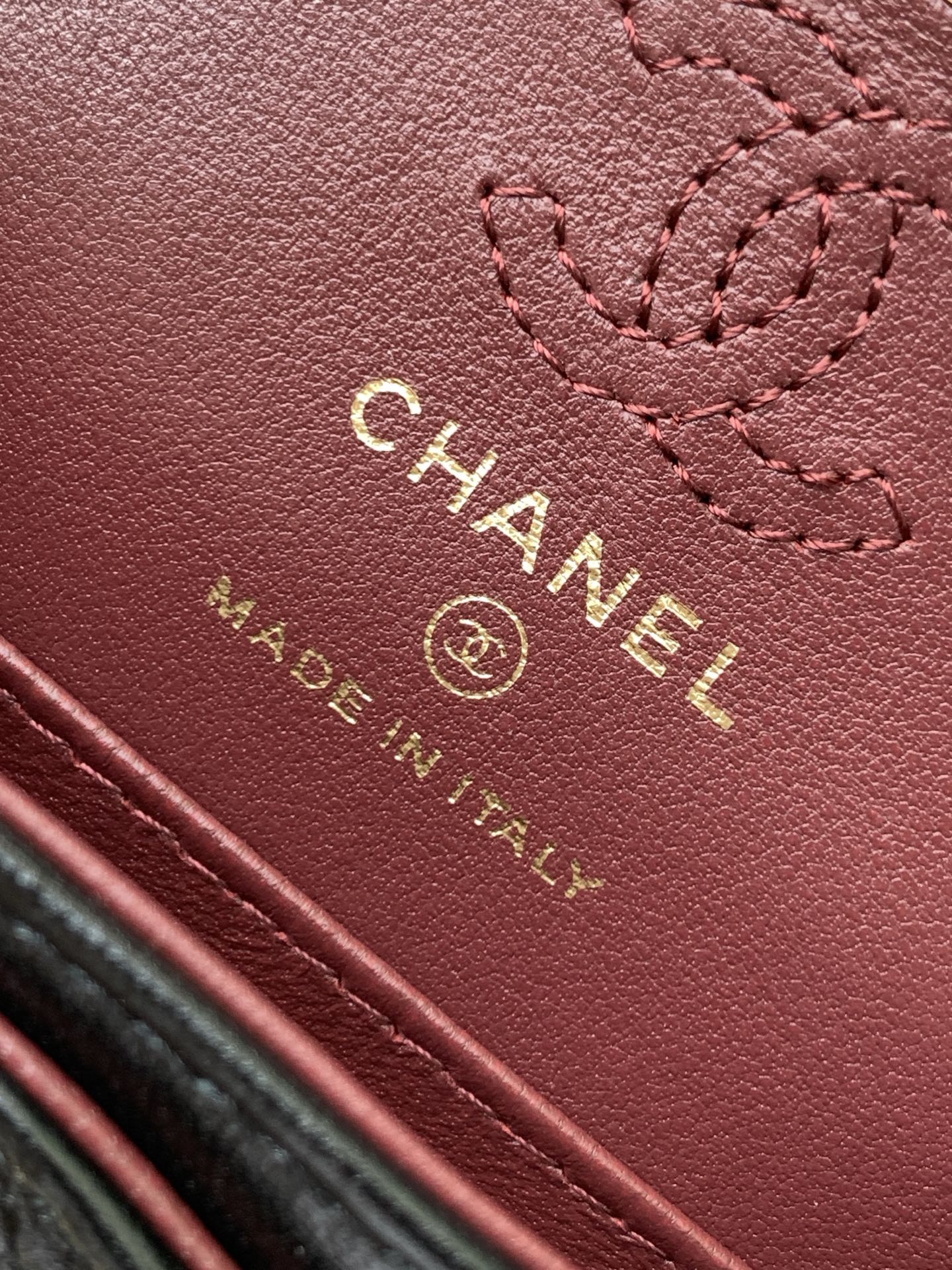 CHANEL 高仿 Classic Flap 黑色經典口蓋包 珍珠心吊飾｜歐美奢侈品精品推薦