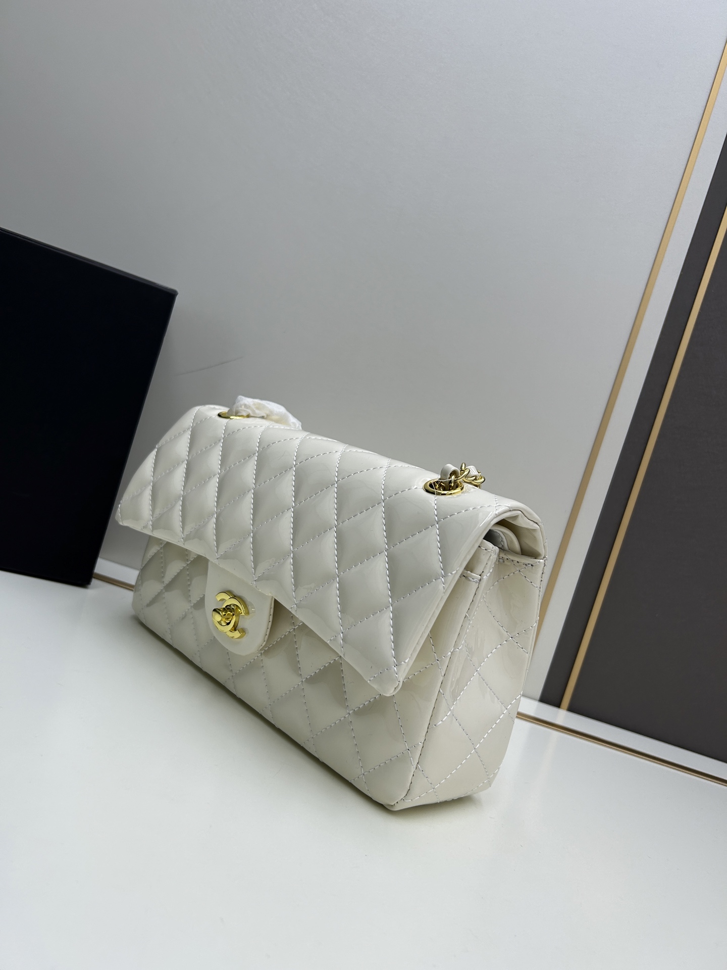 CHANEL 高仿 Classic Flap 白色漆皮口蓋包 金色雙C精緻點綴｜歐美奢侈品精品推薦