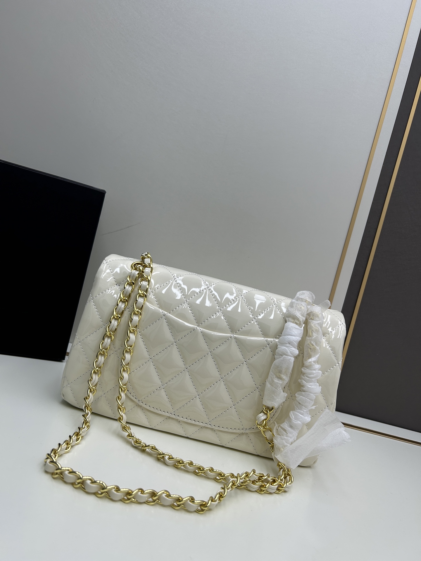 CHANEL 高仿 Classic Flap 白色漆皮口蓋包 金色雙C精緻點綴｜歐美奢侈品精品推薦