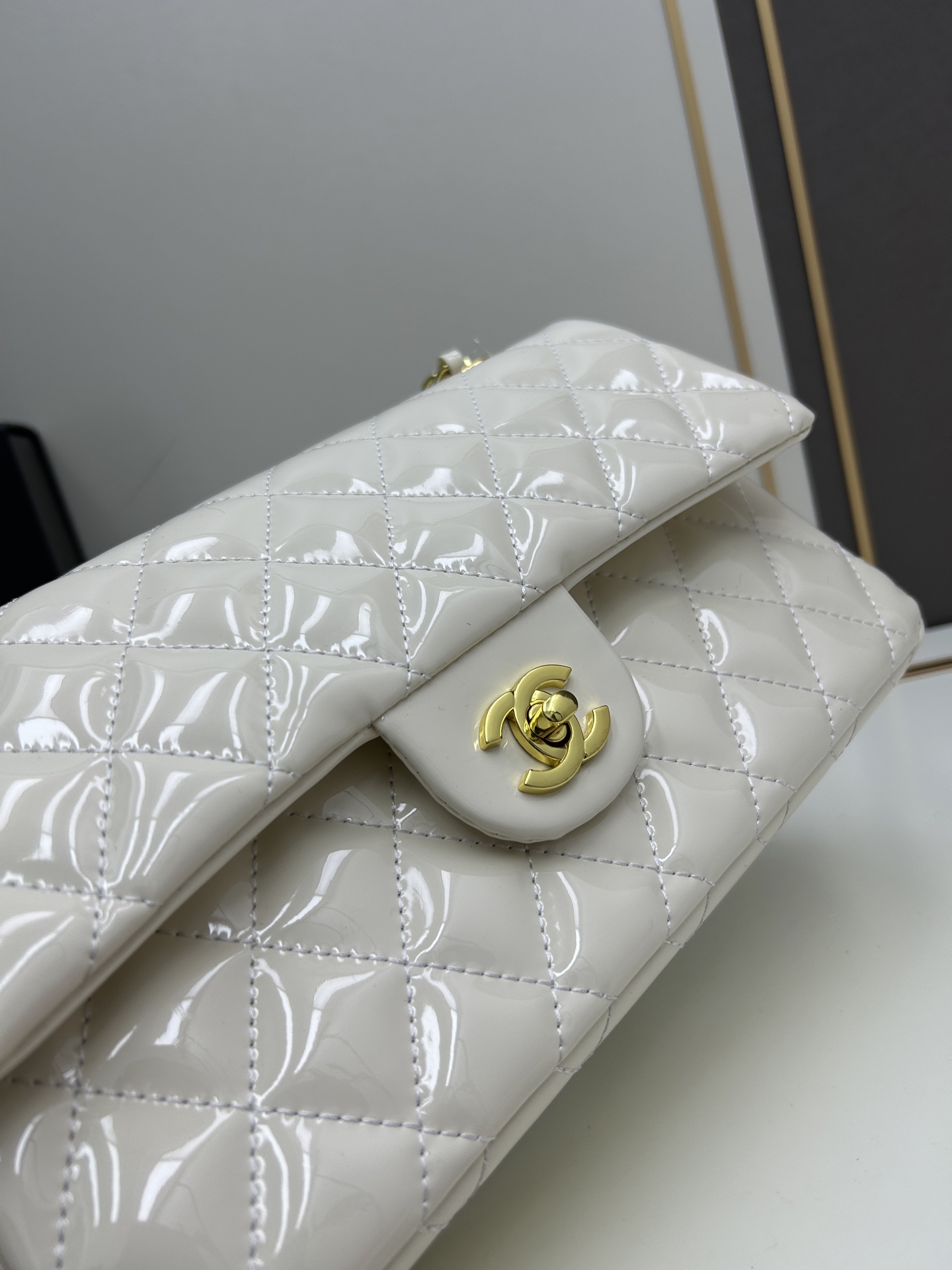 CHANEL 高仿 Classic Flap 白色漆皮口蓋包 金色雙C精緻點綴｜歐美奢侈品精品推薦
