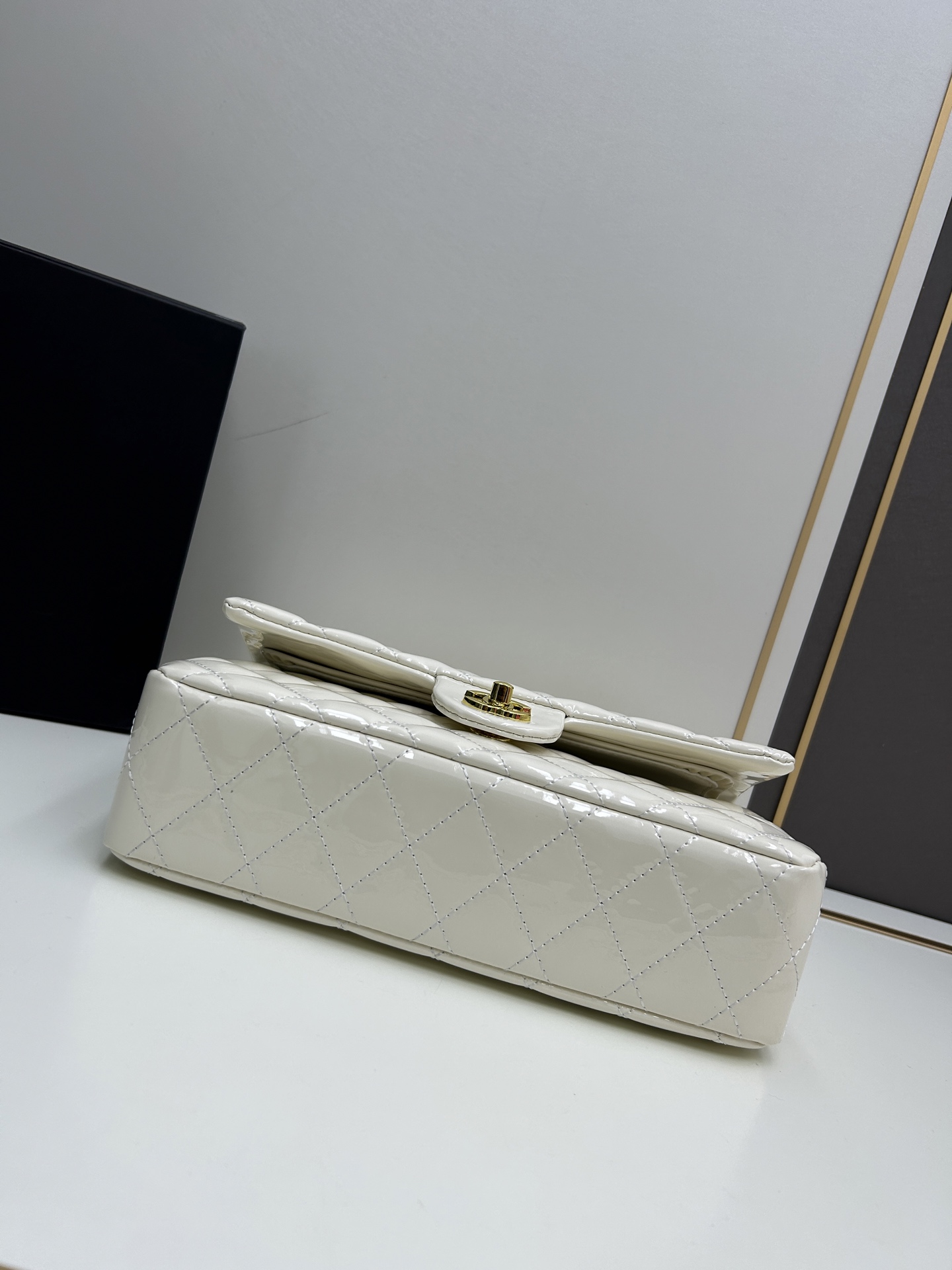 CHANEL 高仿 Classic Flap 白色漆皮口蓋包 金色雙C精緻點綴｜歐美奢侈品精品推薦