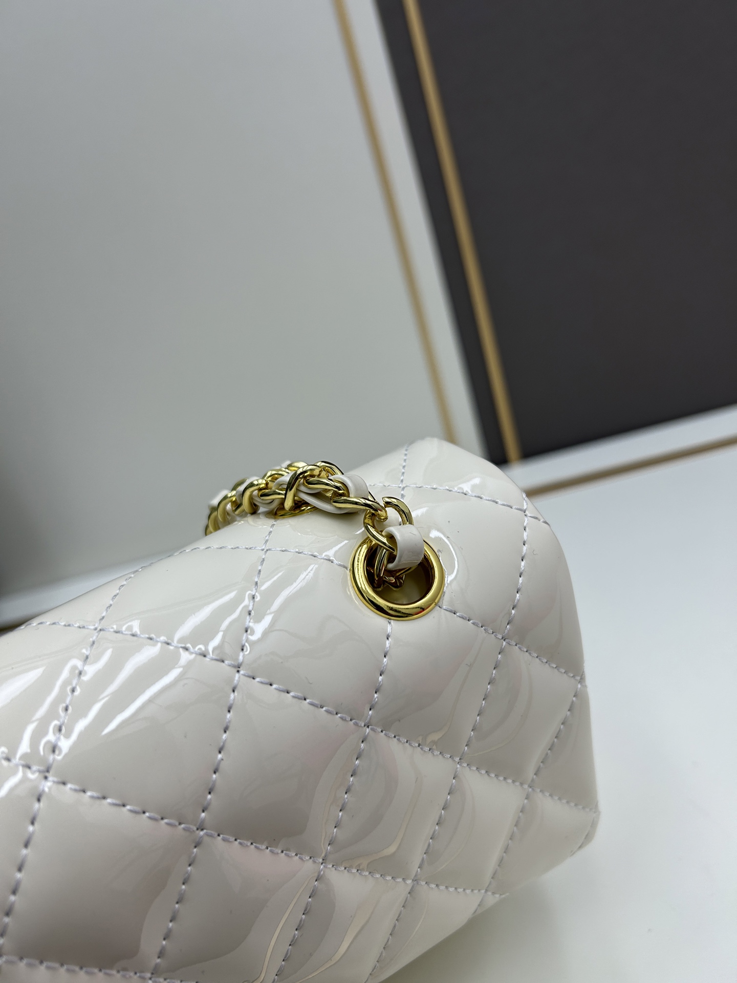 CHANEL 高仿 Classic Flap 白色漆皮口蓋包 金色雙C精緻點綴｜歐美奢侈品精品推薦