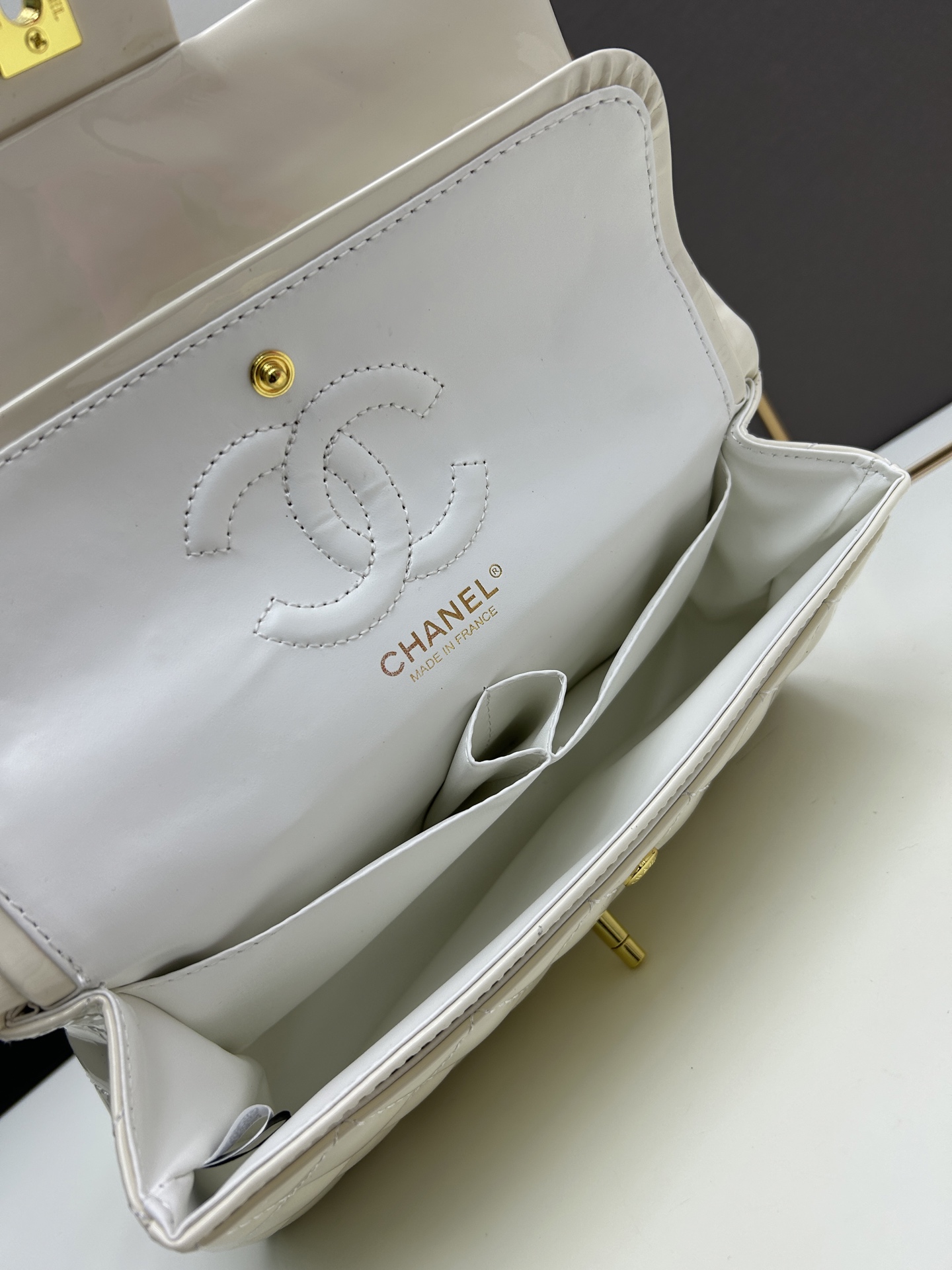 CHANEL 高仿 Classic Flap 白色漆皮口蓋包 金色雙C精緻點綴｜歐美奢侈品精品推薦