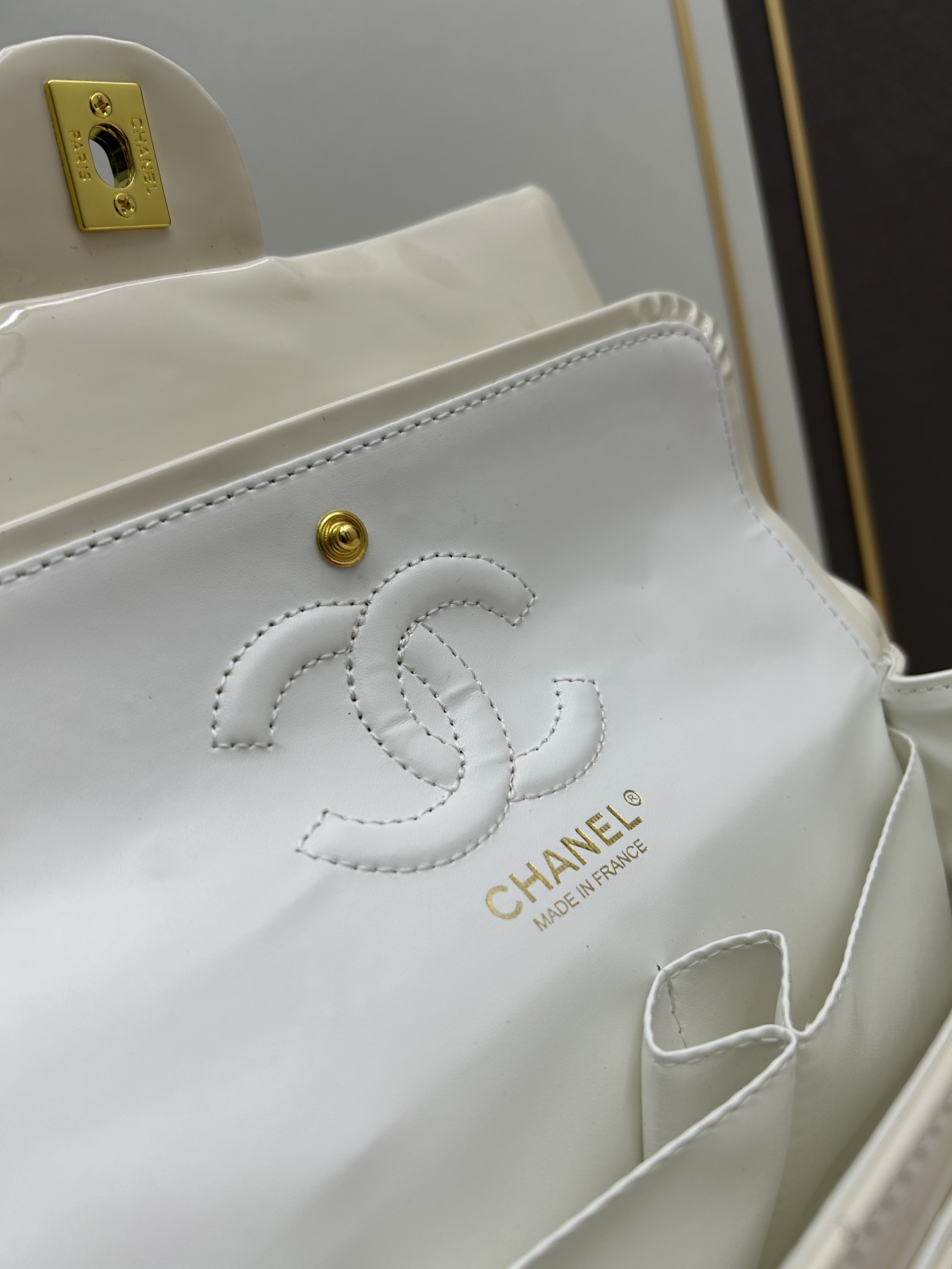 CHANEL 高仿 Classic Flap 白色漆皮口蓋包 金色雙C精緻點綴｜歐美奢侈品精品推薦
