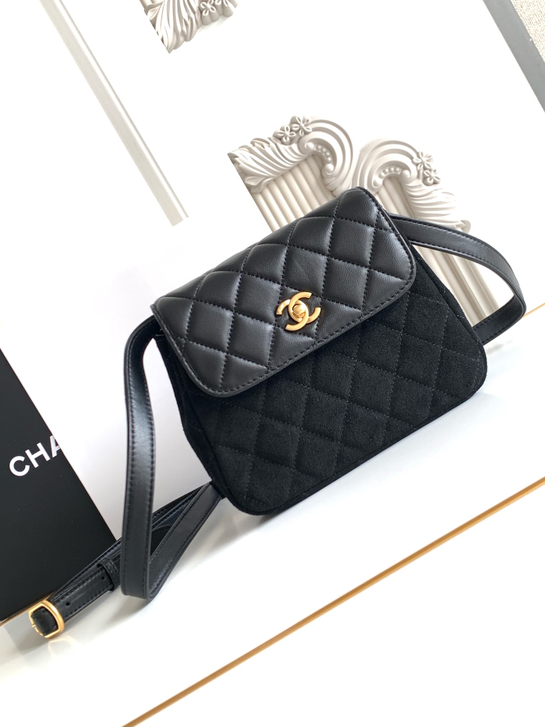 CHANEL 一比一 小號翻蓋黑色斜背包 經典菱格紋金扣設計｜歐美奢侈品精品推薦