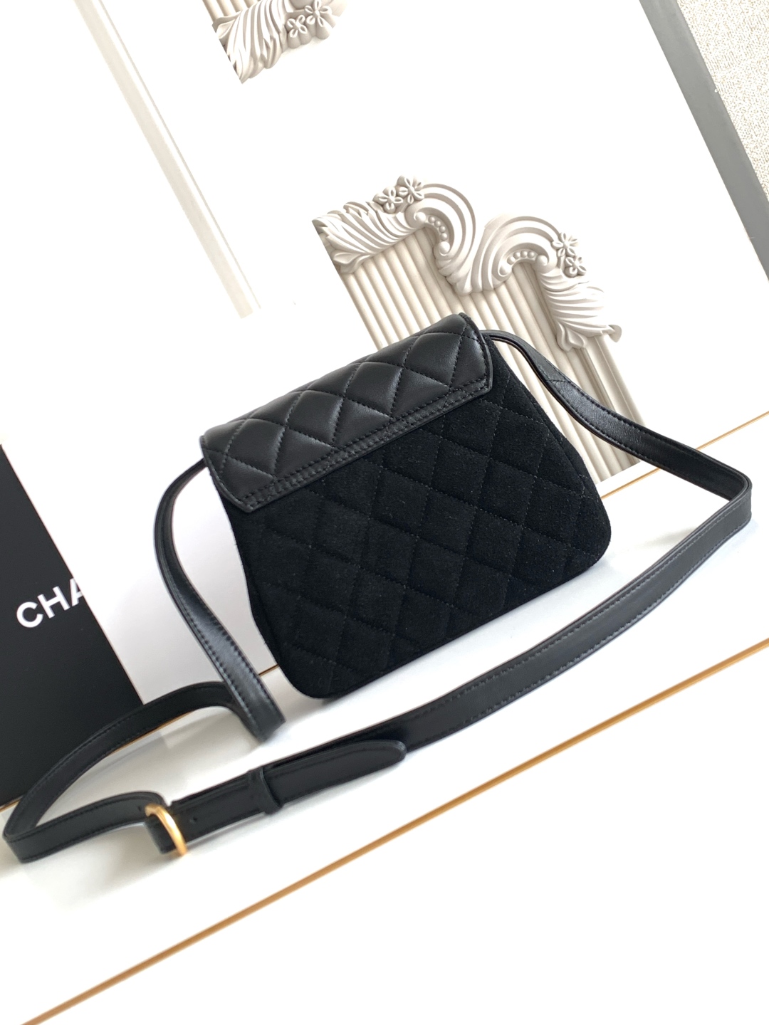 CHANEL 一比一 小號翻蓋黑色斜背包 經典菱格紋金扣設計｜歐美奢侈品精品推薦