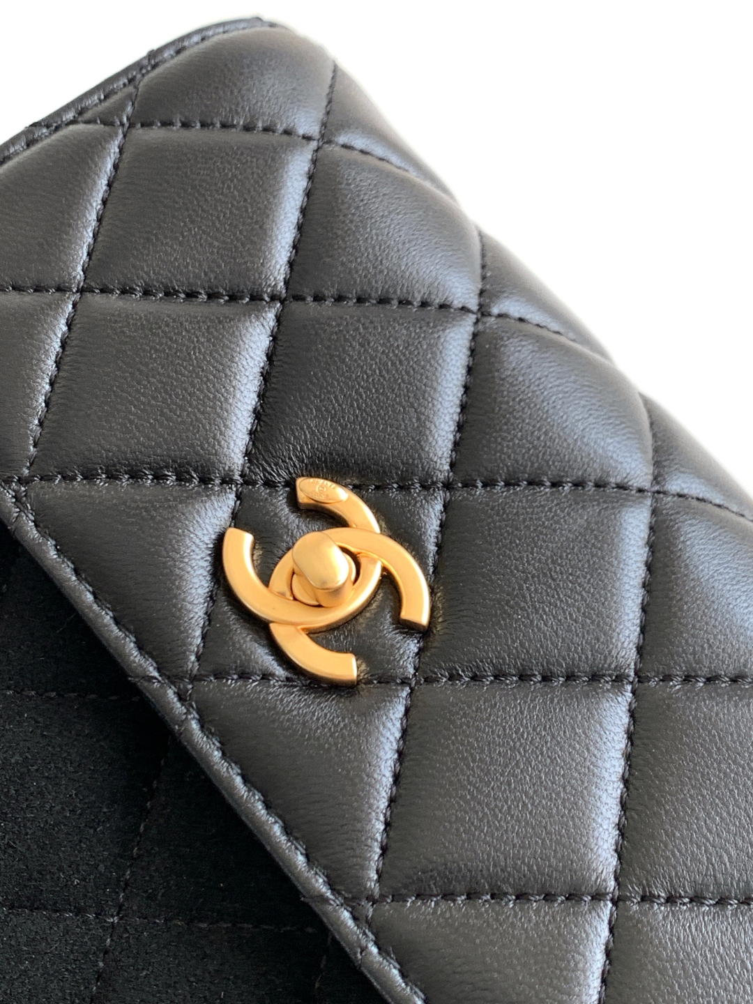 CHANEL 一比一 小號翻蓋黑色斜背包 經典菱格紋金扣設計｜歐美奢侈品精品推薦