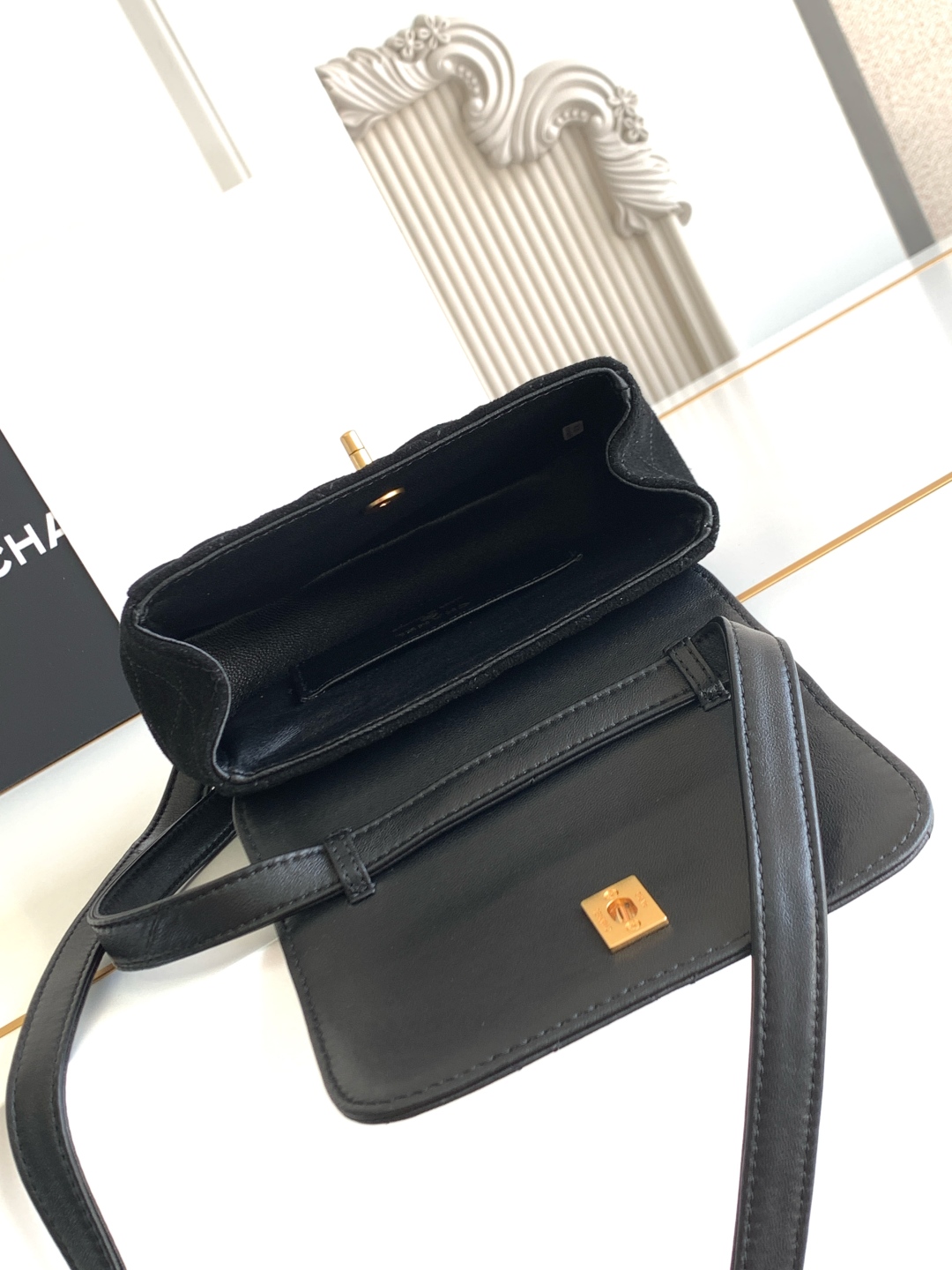 CHANEL 一比一 小號翻蓋黑色斜背包 經典菱格紋金扣設計｜歐美奢侈品精品推薦