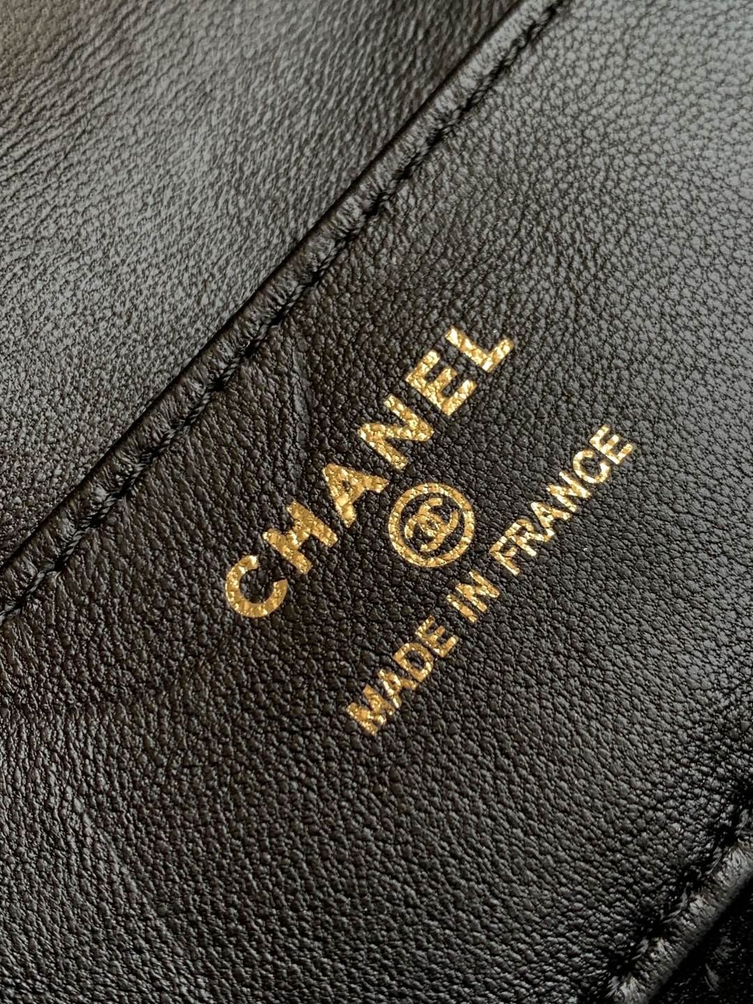 CHANEL 一比一 小號翻蓋黑色斜背包 經典菱格紋金扣設計｜歐美奢侈品精品推薦